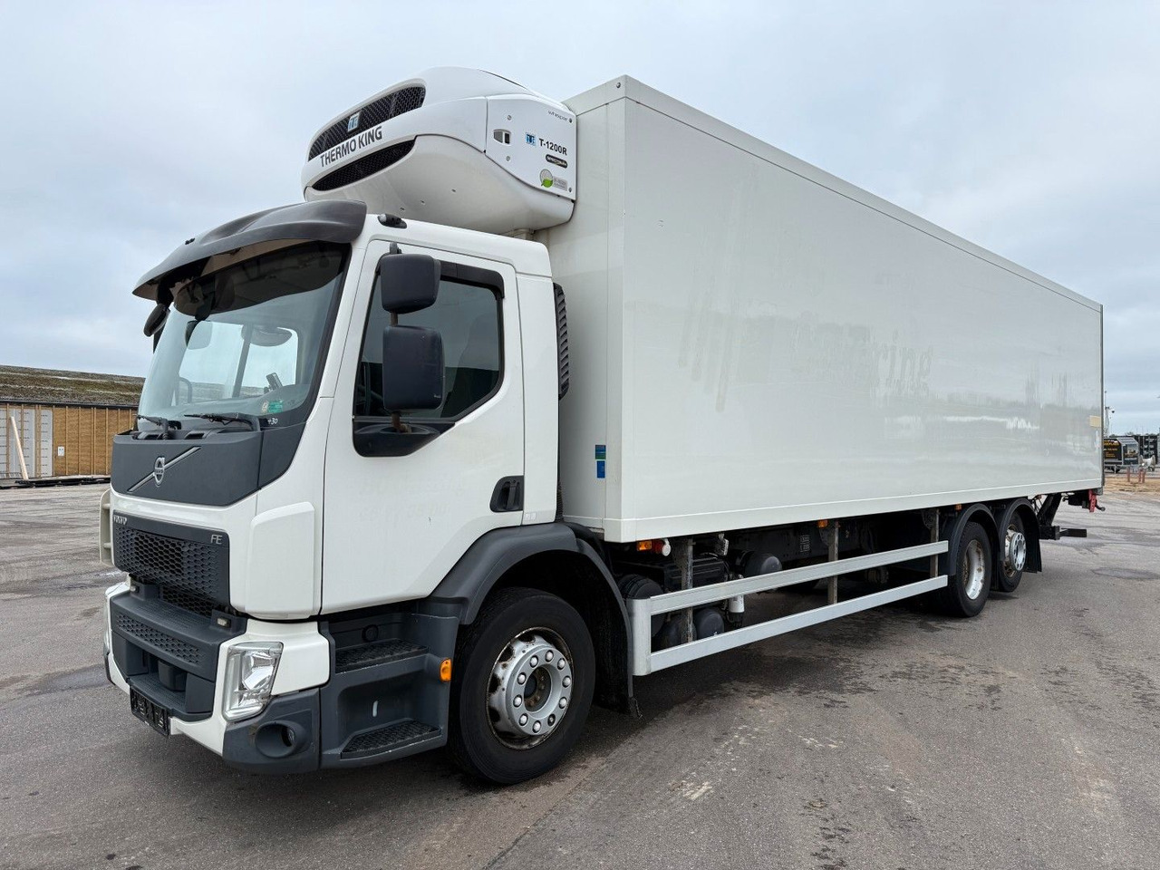 Volvo FE320 6x2*4 TK T1200-R Spectrum 9,80 m. koffer - Truk berpendingin: gambar 1 Volvo FE320 6x2*4 TK T1200-R Spectrum 9,80 m. koffer - Truk berpendingin: gambar 1