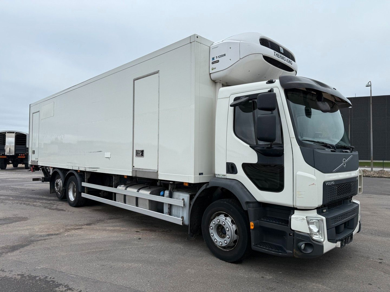 Volvo FE320 6x2*4 TK T1200-R Spectrum 9,80 m. koffer - Truk berpendingin: gambar 2 Volvo FE320 6x2*4 TK T1200-R Spectrum 9,80 m. koffer - Truk berpendingin: gambar 2