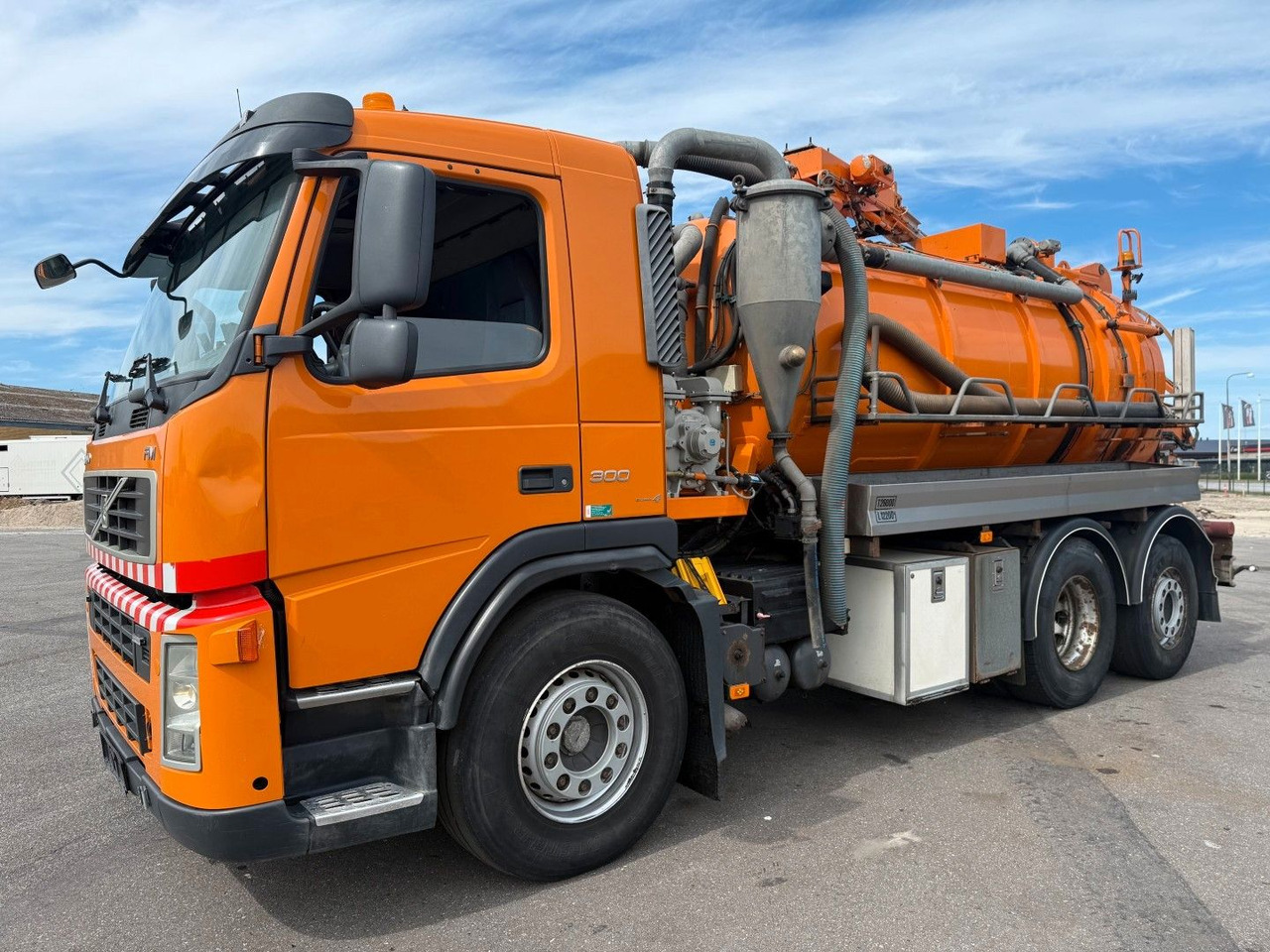 Volvo FM300 6x2*4 Simon Moos 10.500 l. Combi / Tipper - Truk vakum: gambar 1 Volvo FM300 6x2*4 Simon Moos 10.500 l. Combi / Tipper - Truk vakum: gambar 1
