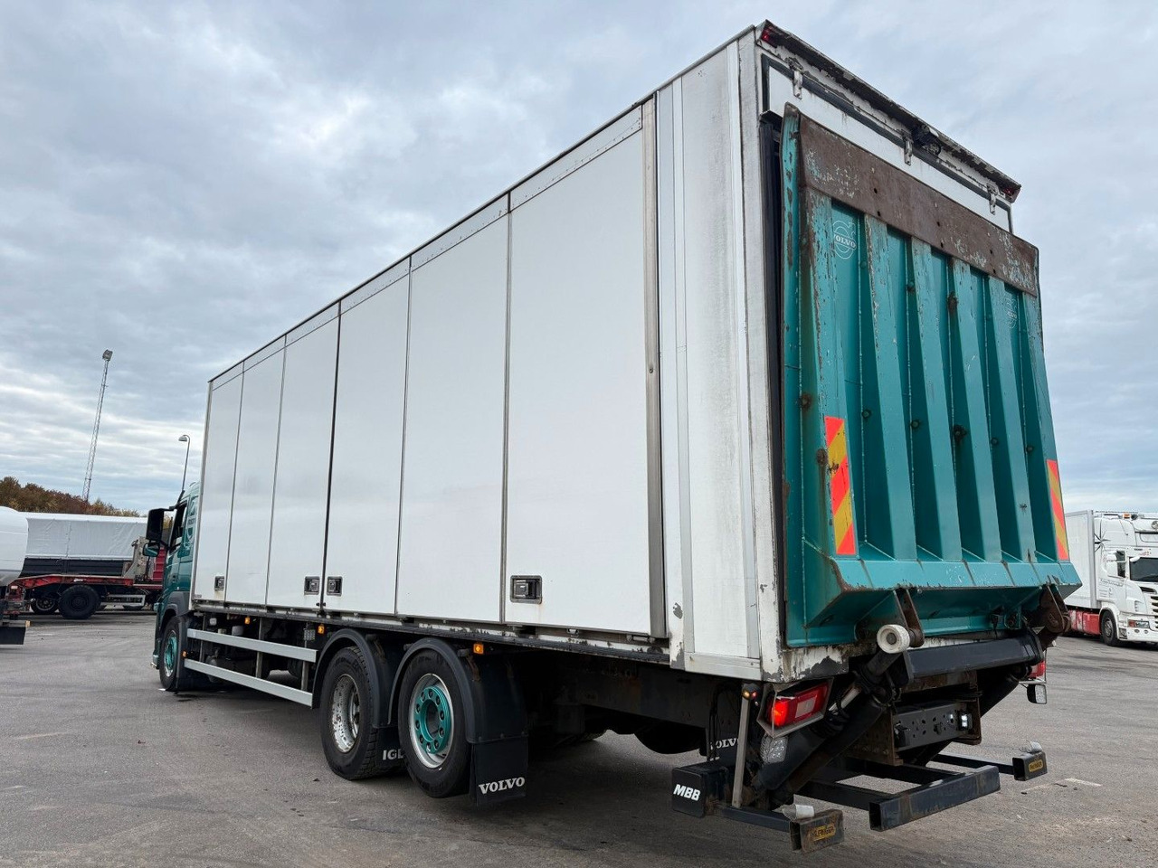 Volvo FM330 6x2*4 Carrier Supra 1050 Nordic - Truk berpendingin: gambar 4 Volvo FM330 6x2*4 Carrier Supra 1050 Nordic - Truk berpendingin: gambar 4