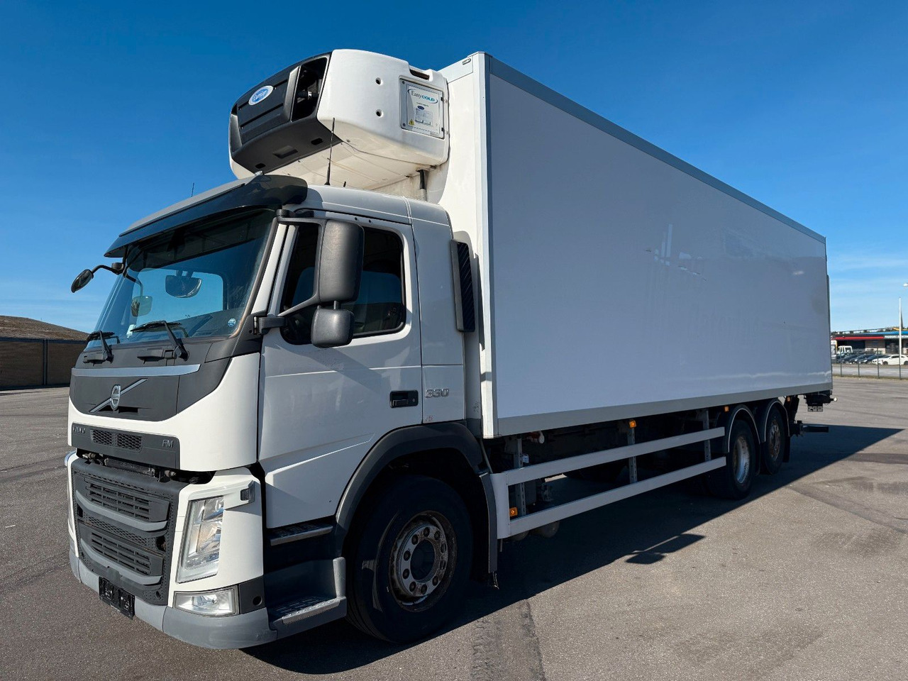 Volvo FM330 6x2*4 Carrier Supra 1250 Mt / 9.3 m Koffer - Truk berpendingin: gambar 1 Volvo FM330 6x2*4 Carrier Supra 1250 Mt / 9.3 m Koffer - Truk berpendingin: gambar 1