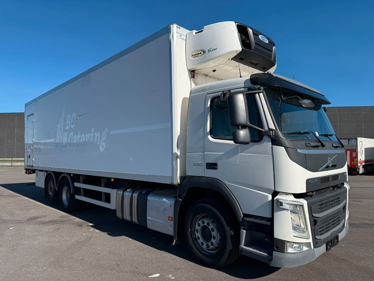 Volvo FM330 6x2*4 Carrier Supra 1250 Mt / 9.3 m Koffer - Truk berpendingin: gambar 2 Volvo FM330 6x2*4 Carrier Supra 1250 Mt / 9.3 m Koffer - Truk berpendingin: gambar 2
