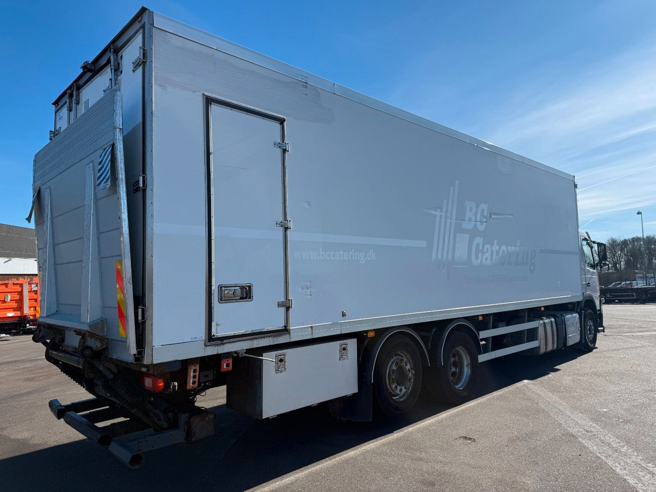 Volvo FM330 6x2*4 Carrier Supra 1250 Mt / 9.3 m Koffer - Truk berpendingin: gambar 3 Volvo FM330 6x2*4 Carrier Supra 1250 Mt / 9.3 m Koffer - Truk berpendingin: gambar 3