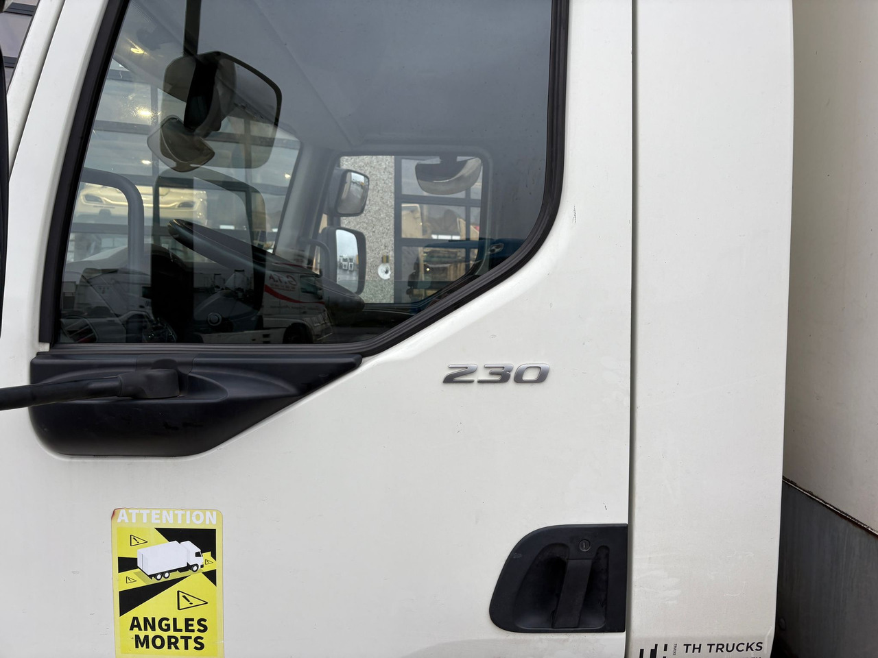 DAF LF 230 FA - Truk box: gambar 5 DAF LF 230 FA - Truk box: gambar 5