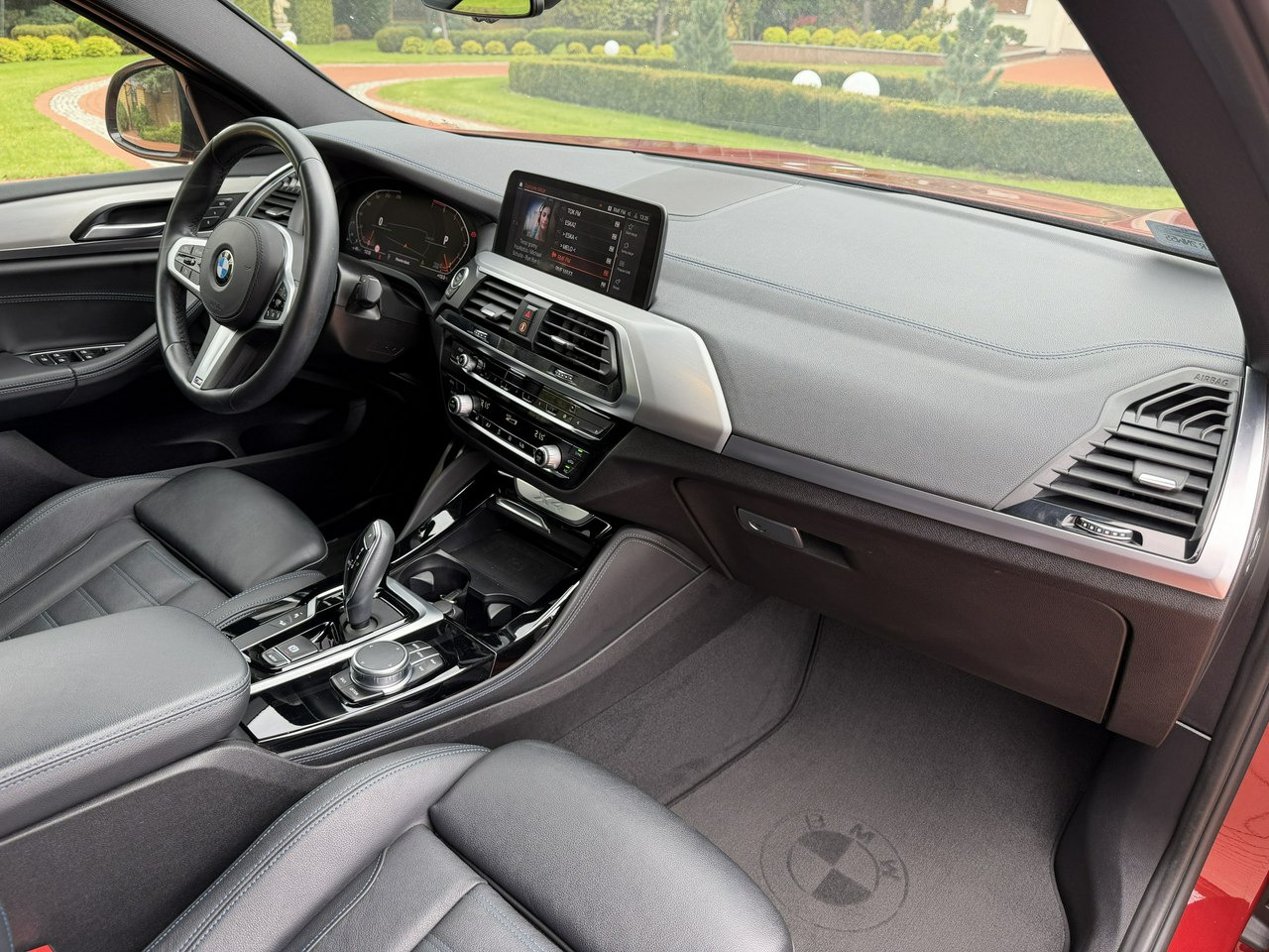 Mobil SUV BMW X4: gambar 46