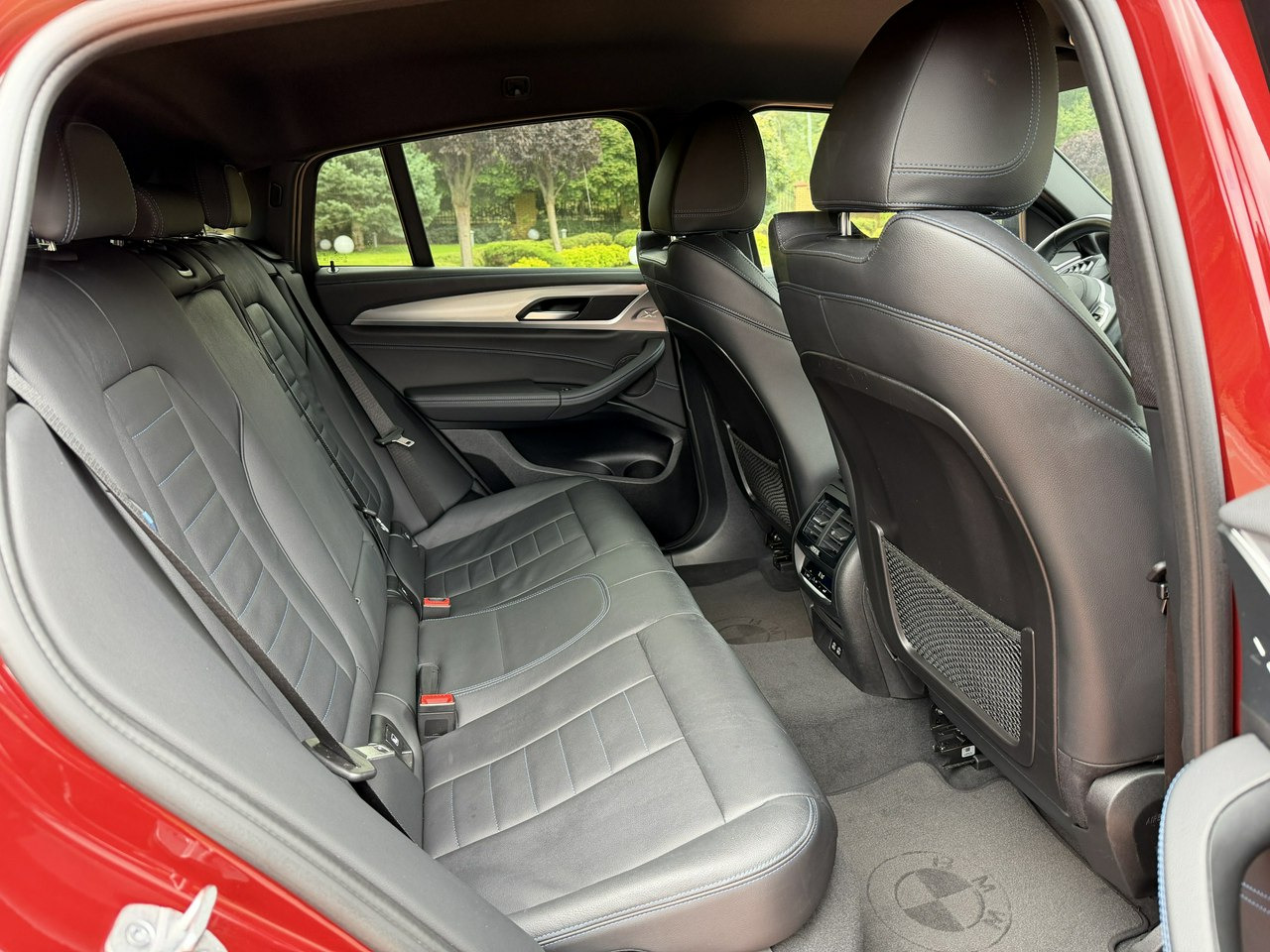 Mobil SUV BMW X4: gambar 41