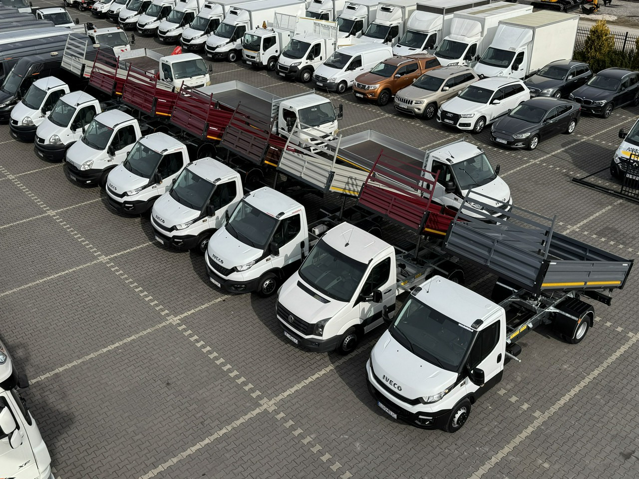 Iveco Daily 35C14 - Van jungkit: gambar 1 Iveco Daily 35C14 - Van jungkit: gambar 1