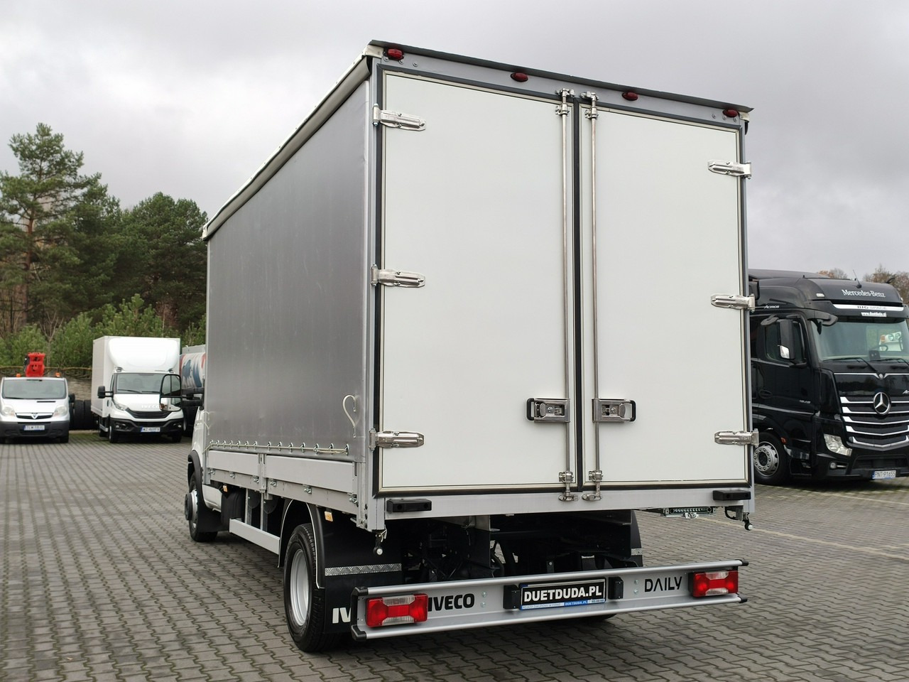 Van dengan terpal samping Iveco Daily 70C18 V H: gambar 19