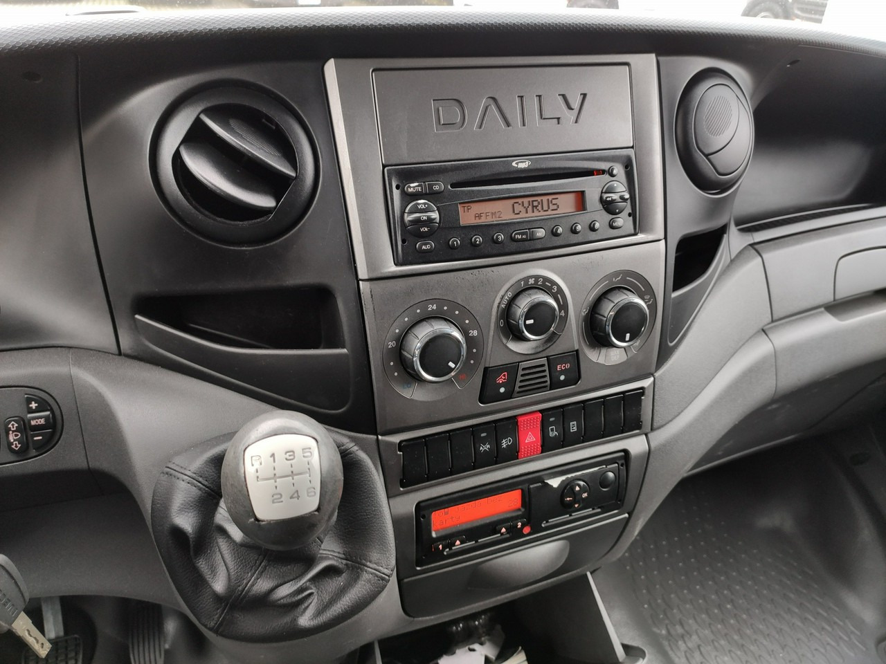 Van dengan terpal samping Iveco Daily 70C18 V H: gambar 27