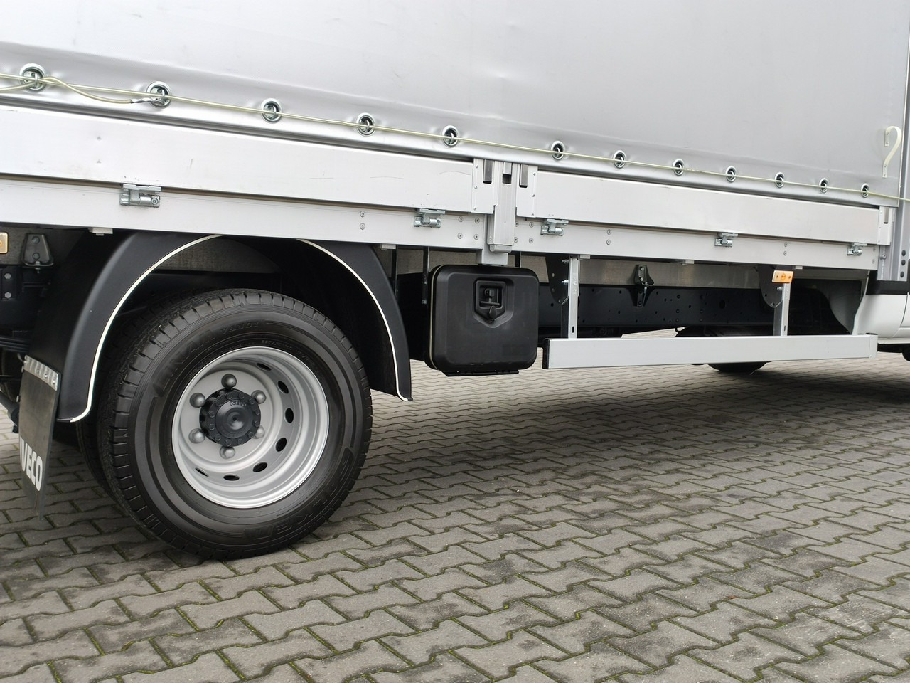 Van dengan terpal samping Iveco Daily 70C18 V H: gambar 13