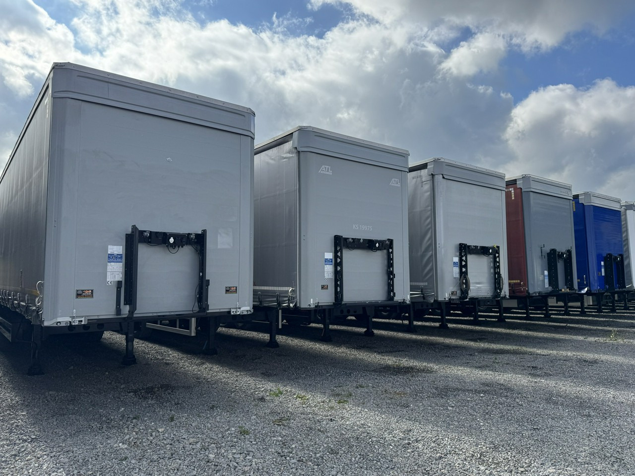 Kogel Coil mulda 3 Osie SAF Dach i Boki Zsuwane - Semi-trailer dengan terpal samping: gambar 2 Kogel Coil mulda 3 Osie SAF Dach i Boki Zsuwane - Semi-trailer dengan terpal samping: gambar 2