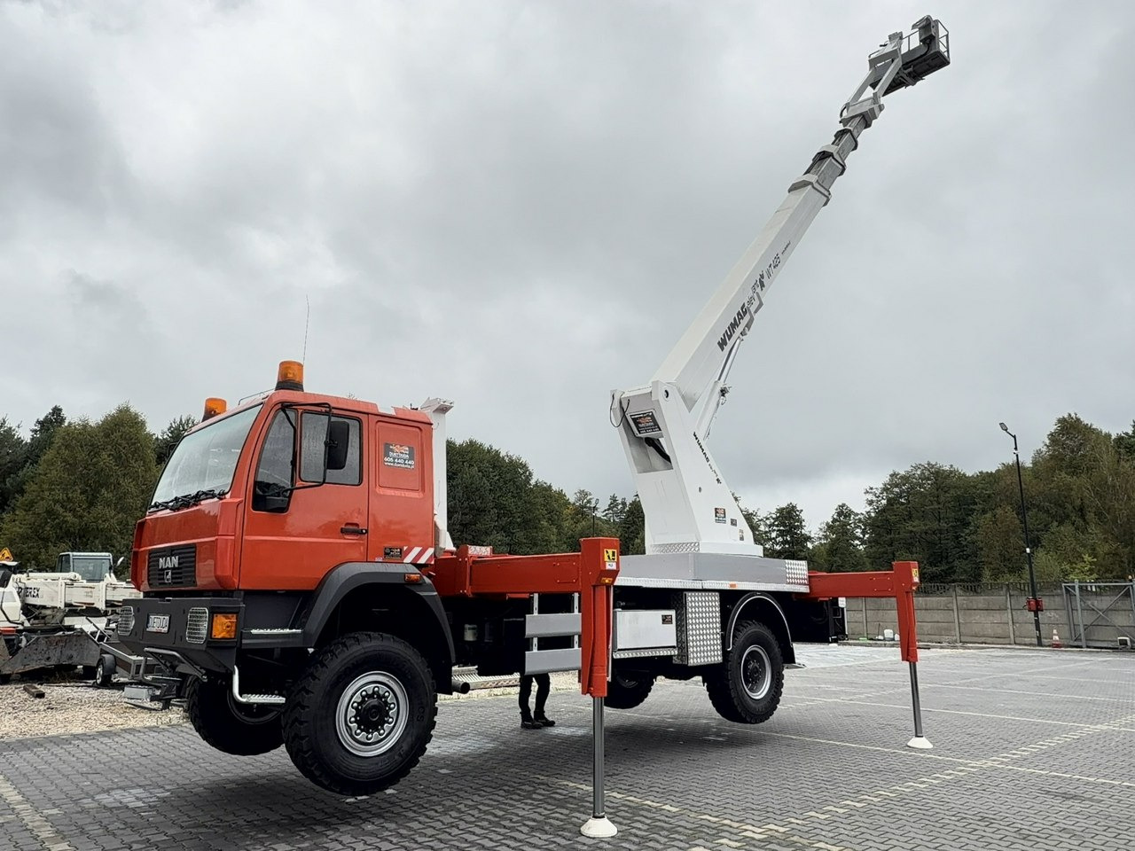 MAN 18.284 4x4 Zwyżka WUMAG WT 425 Podnośnik Koszowy - Platform udara yang dipasang di truk: gambar 4 MAN 18.284 4x4 Zwyżka WUMAG WT 425 Podnośnik Koszowy - Platform udara yang dipasang di truk: gambar 4