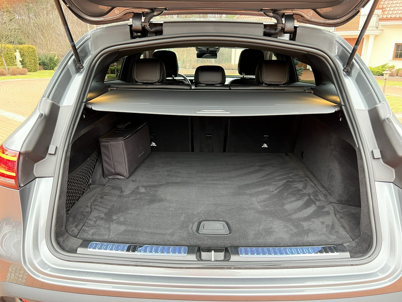 Mobil SUV Mercedes EQC: gambar 42