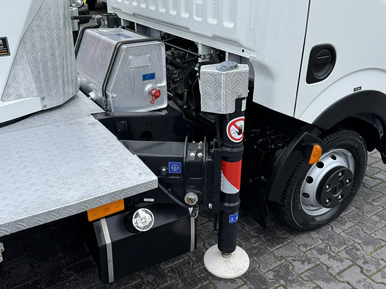 Platform udara yang dipasang di truk Nissan Cabstar: gambar 20