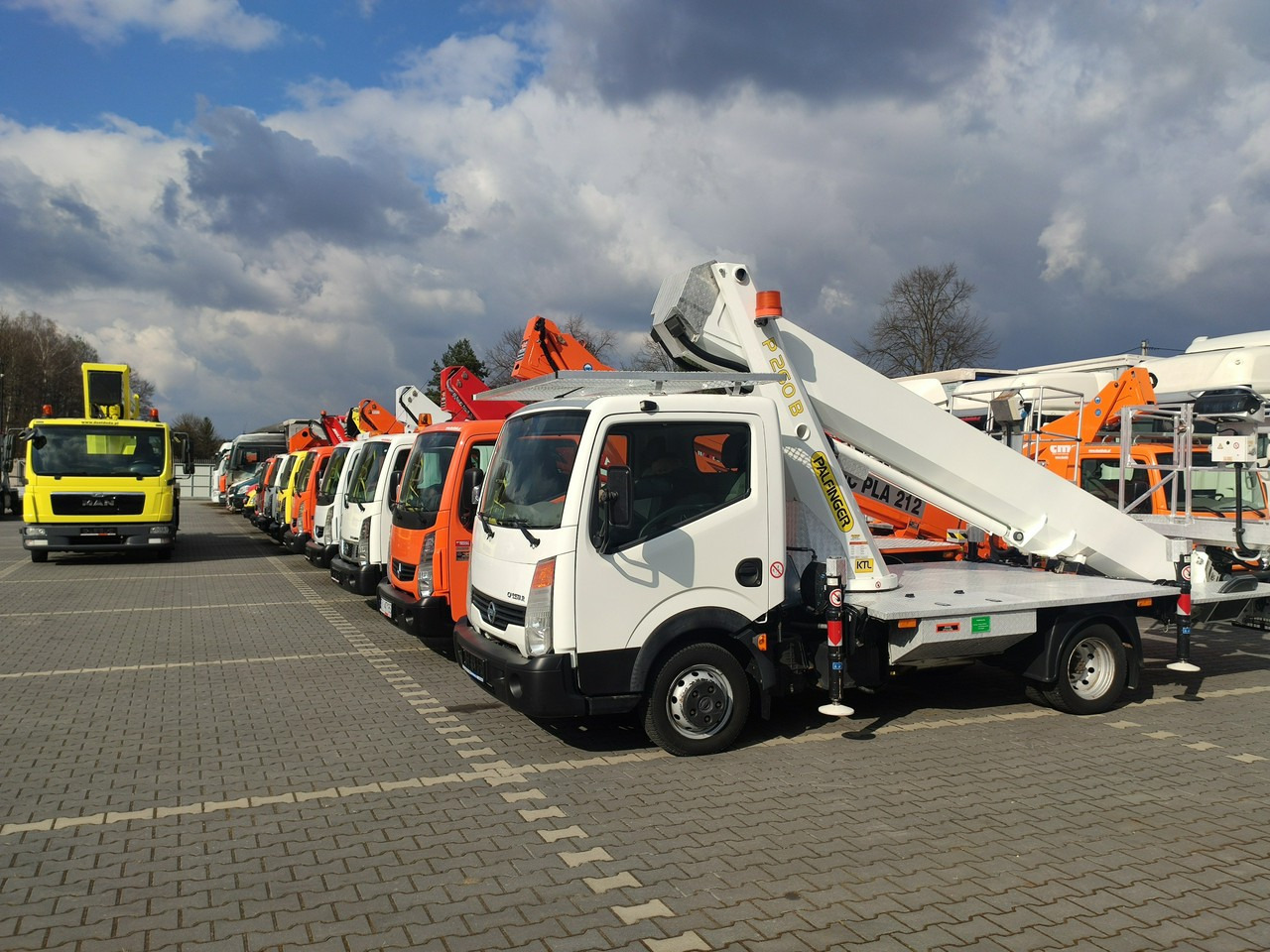 Nissan Cabstar - Platform udara yang dipasang di truk: gambar 1 Nissan Cabstar - Platform udara yang dipasang di truk: gambar 1