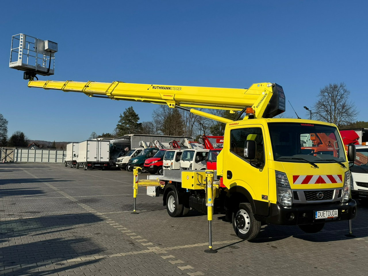 Nissan Cabstar - Platform udara yang dipasang di truk: gambar 1 Nissan Cabstar - Platform udara yang dipasang di truk: gambar 1