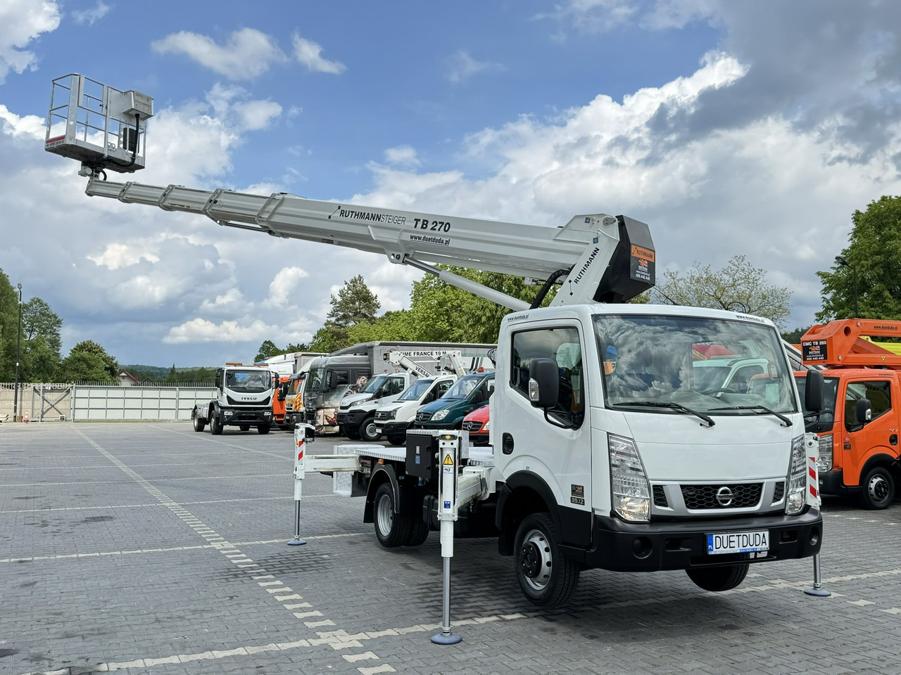 Nissan Cabstar - Platform udara yang dipasang di truk: gambar 2 Nissan Cabstar - Platform udara yang dipasang di truk: gambar 2