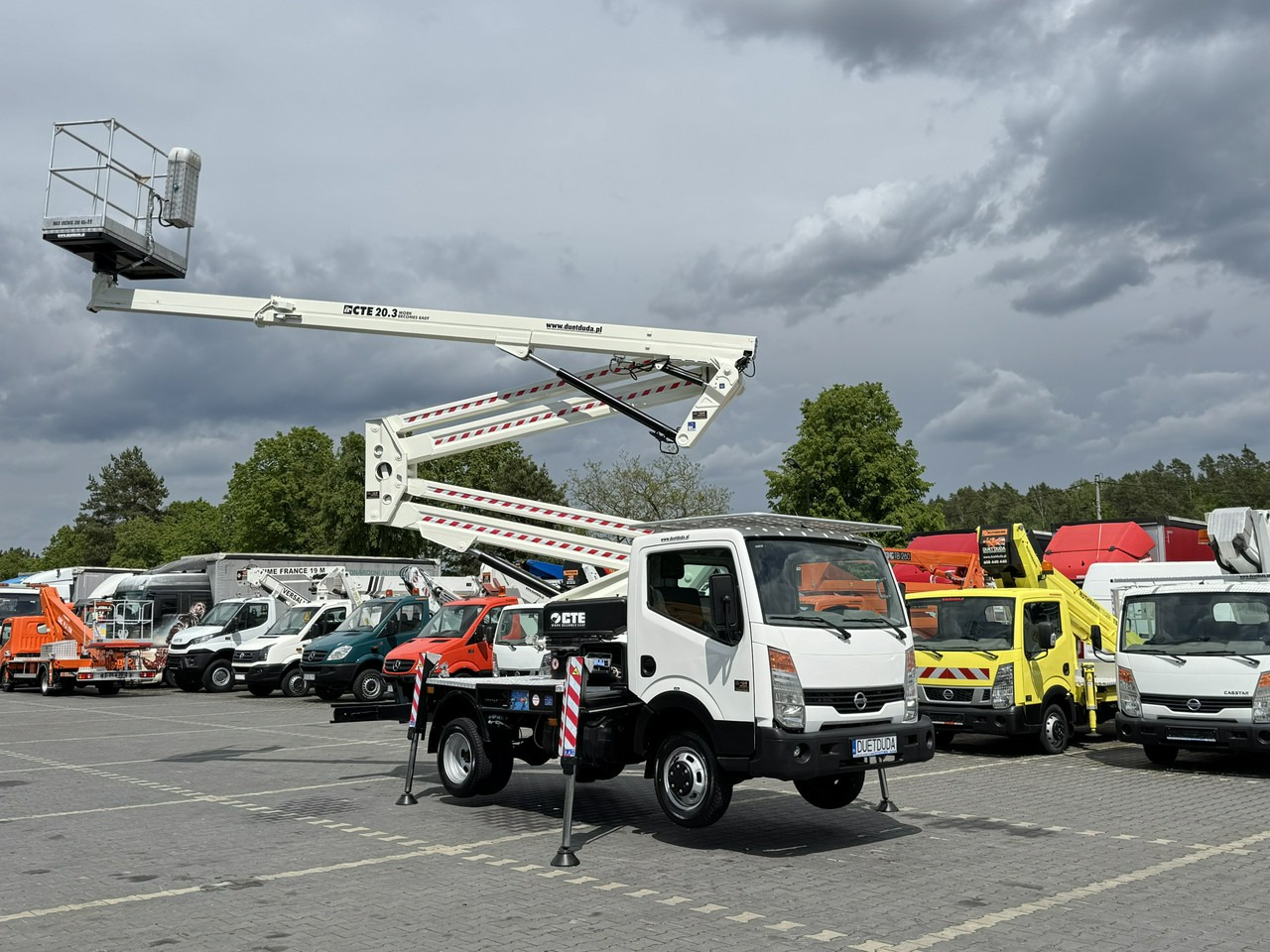 Nissan Cabstar - Platform udara yang dipasang di truk: gambar 3 Nissan Cabstar - Platform udara yang dipasang di truk: gambar 3