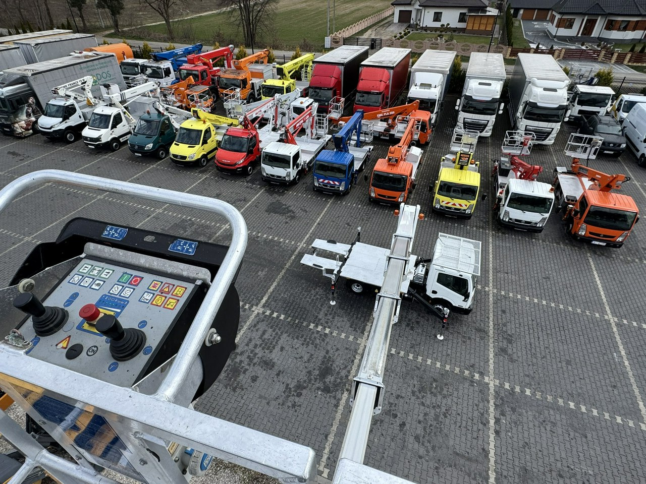 Platform udara yang dipasang di truk Nissan Cabstar: gambar 14