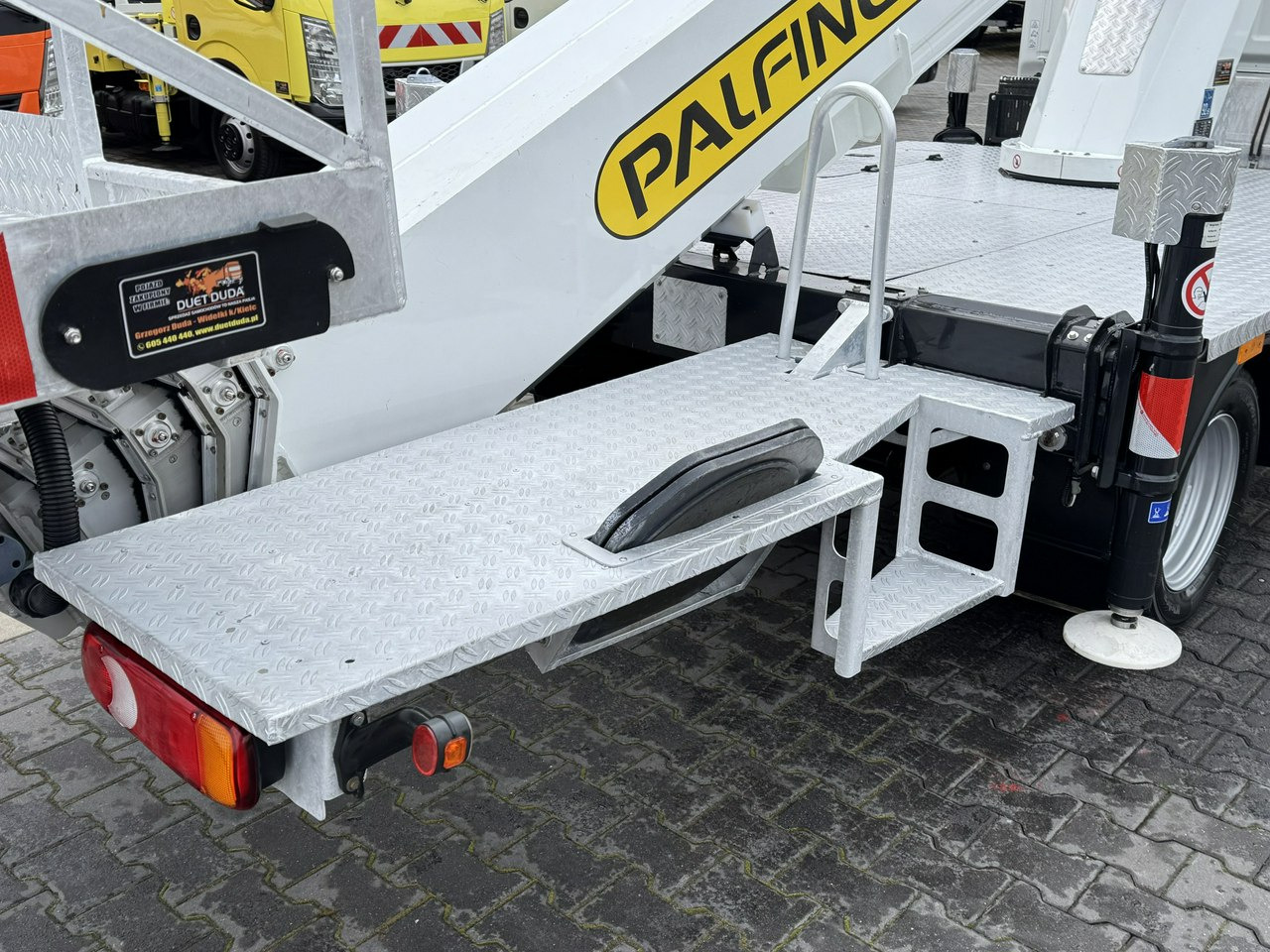 Platform udara yang dipasang di truk Nissan Cabstar: gambar 23