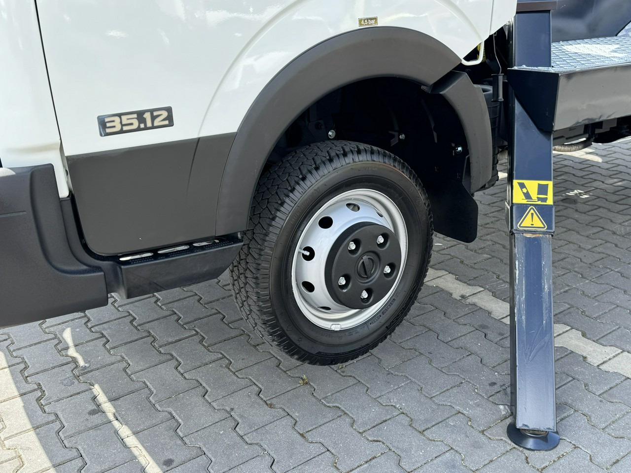 Nissan Cabstar - Platform udara yang dipasang di truk: gambar 3 Nissan Cabstar - Platform udara yang dipasang di truk: gambar 3