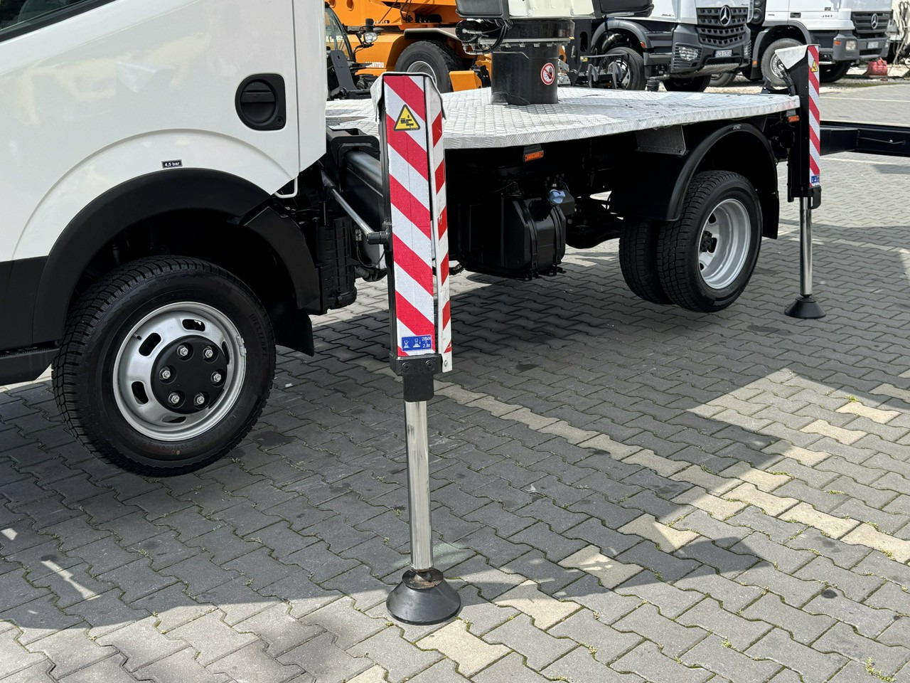 Nissan Cabstar - Platform udara yang dipasang di truk: gambar 5 Nissan Cabstar - Platform udara yang dipasang di truk: gambar 5