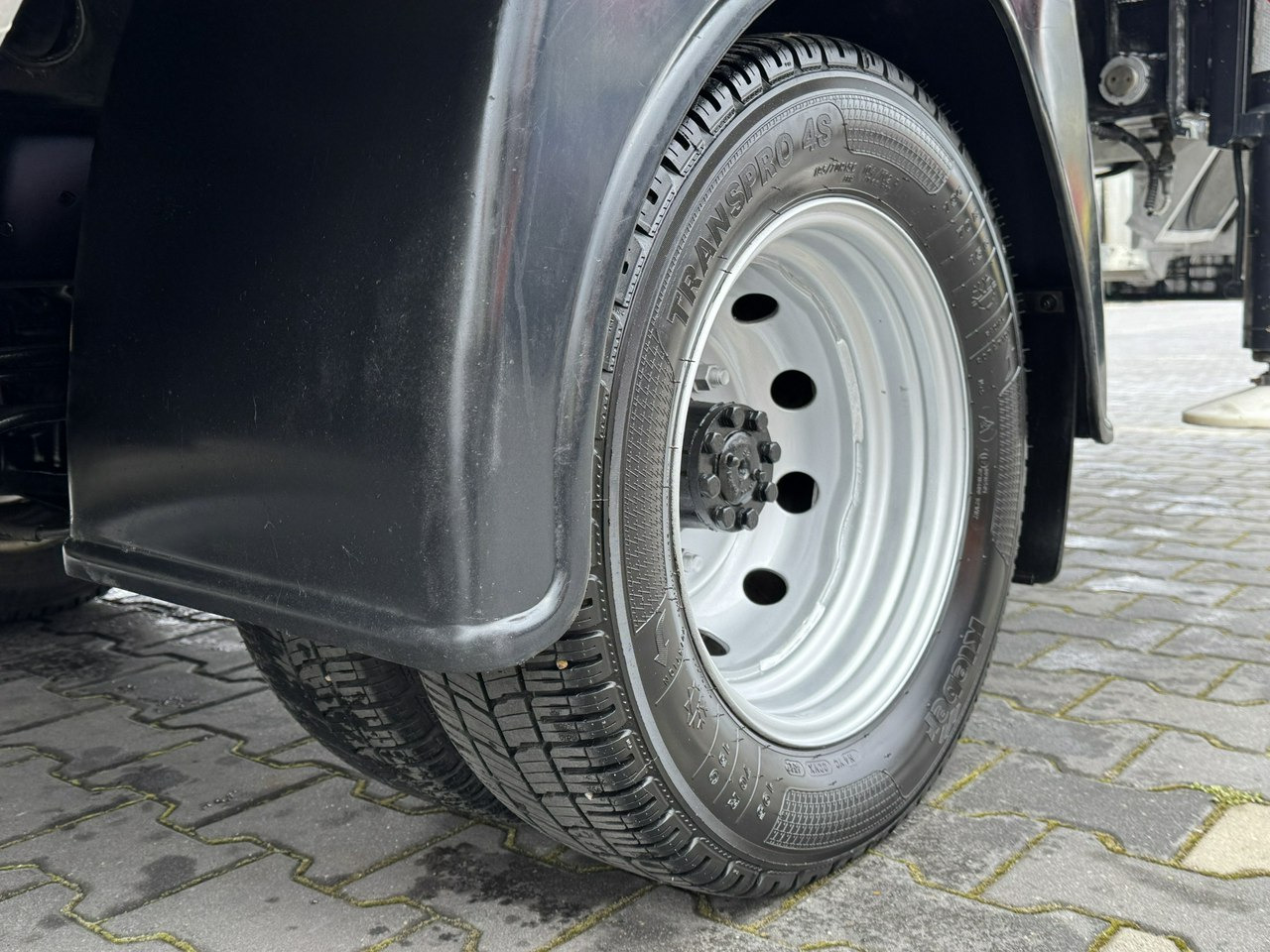 Platform udara yang dipasang di truk Nissan Cabstar: gambar 12