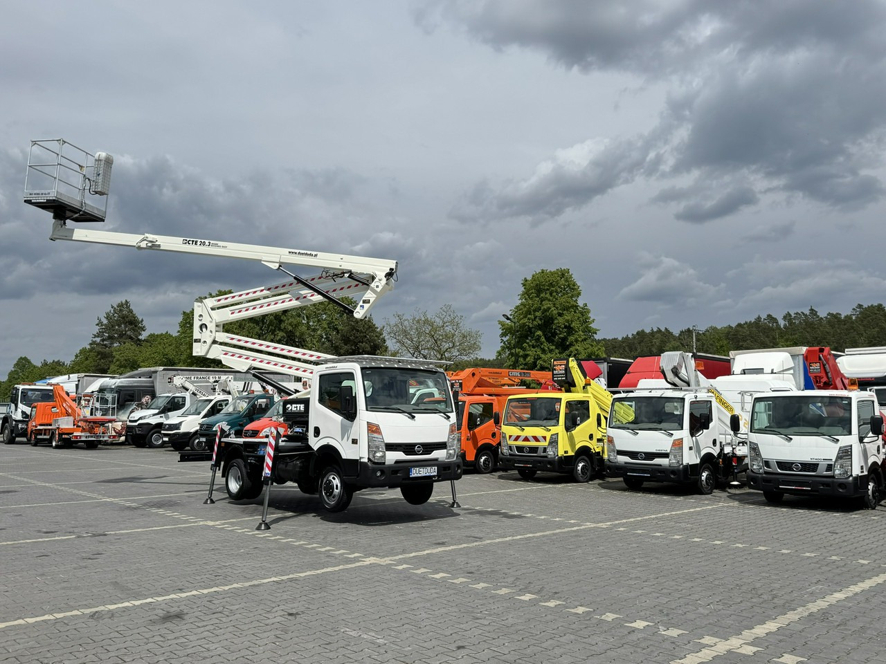 Nissan Cabstar - Platform udara yang dipasang di truk: gambar 1 Nissan Cabstar - Platform udara yang dipasang di truk: gambar 1