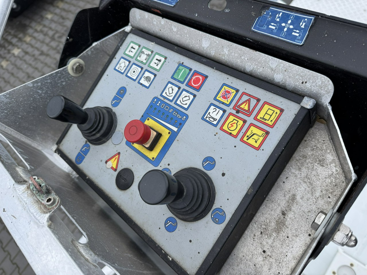 Platform udara yang dipasang di truk Nissan Cabstar: gambar 18