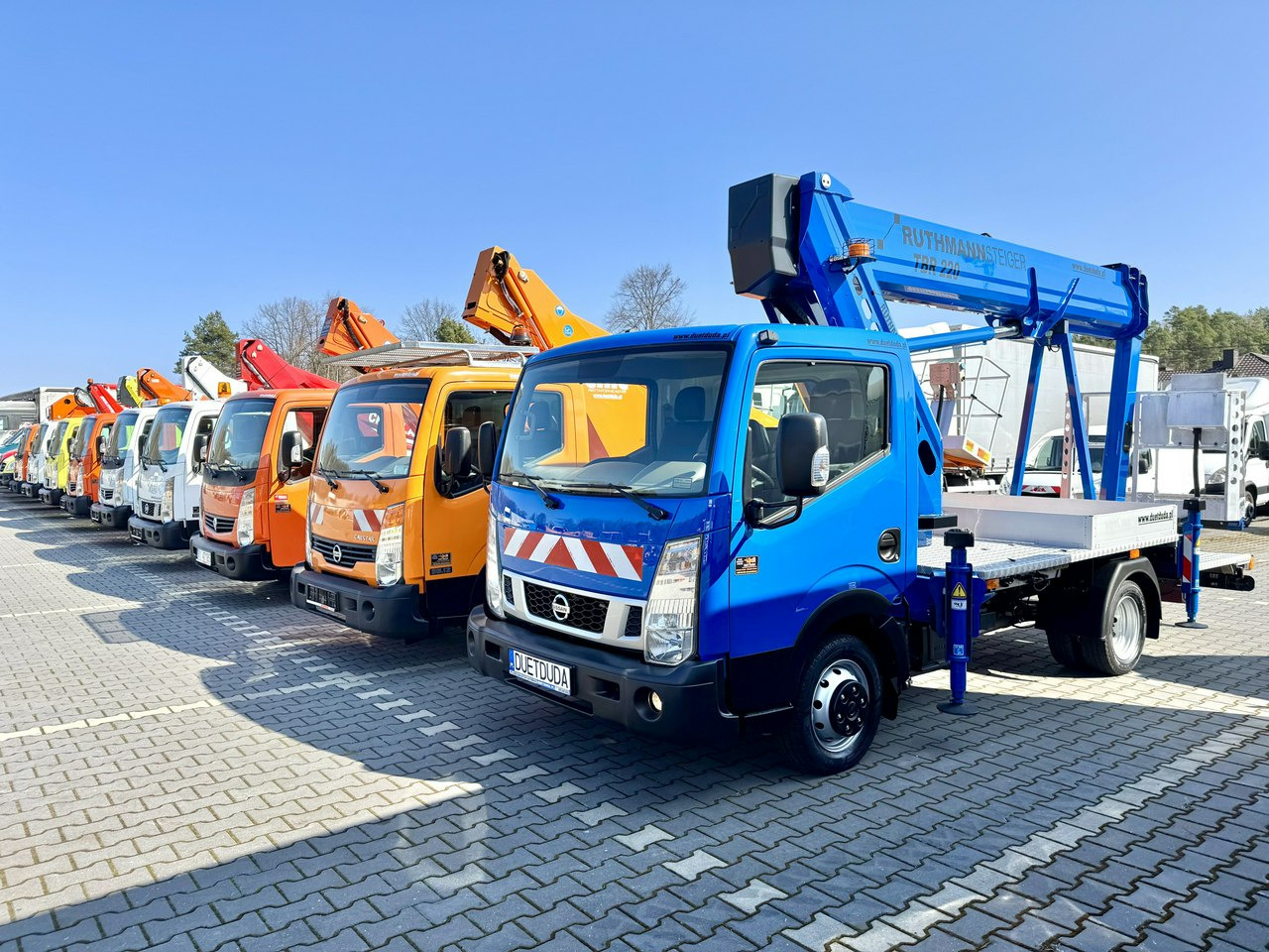 Nissan Cabstar - Platform udara yang dipasang di truk: gambar 1 Nissan Cabstar - Platform udara yang dipasang di truk: gambar 1