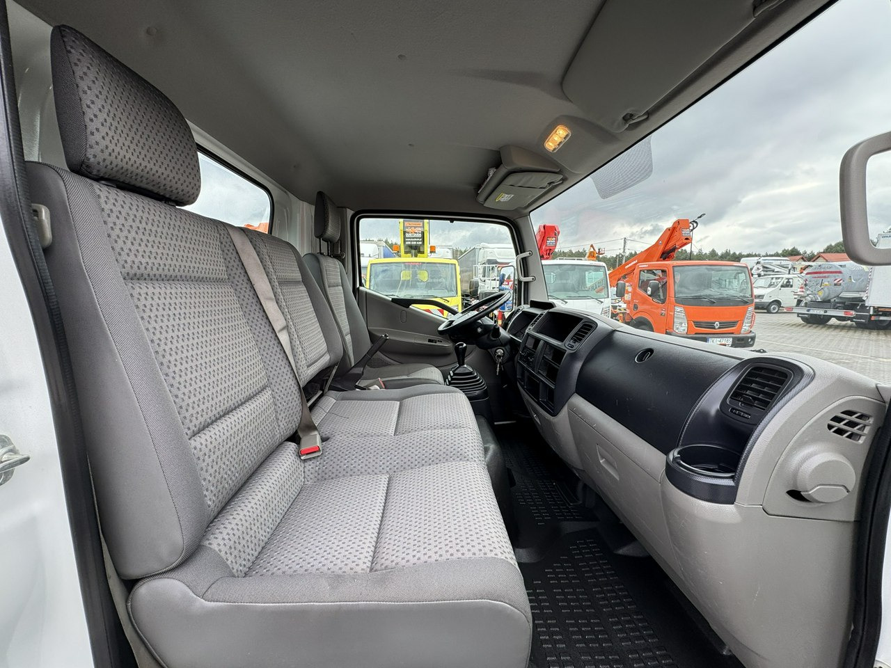 Platform udara yang dipasang di truk Nissan Cabstar: gambar 31