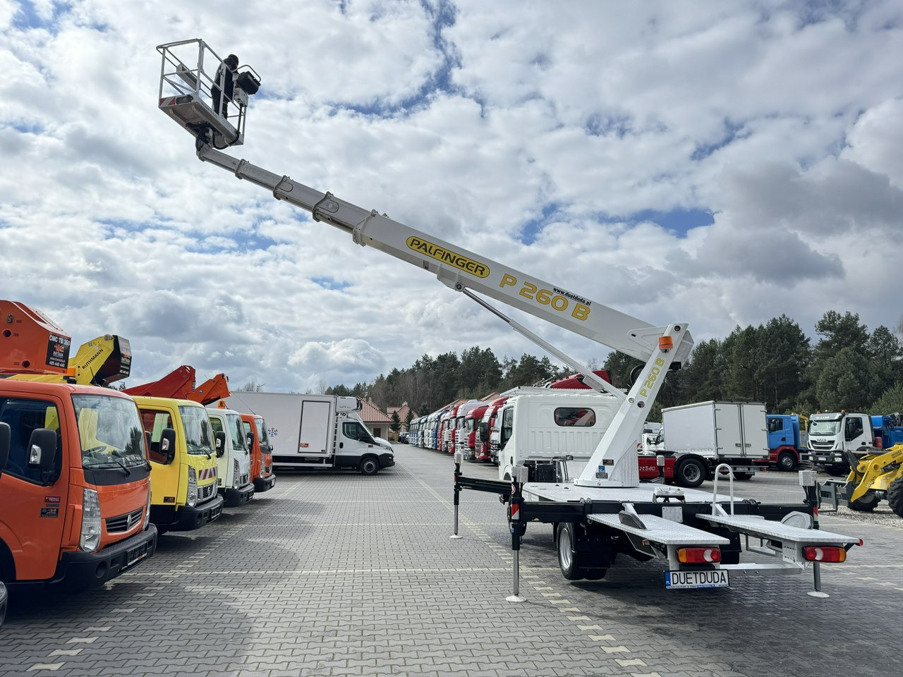 Platform udara yang dipasang di truk Nissan Cabstar: gambar 21