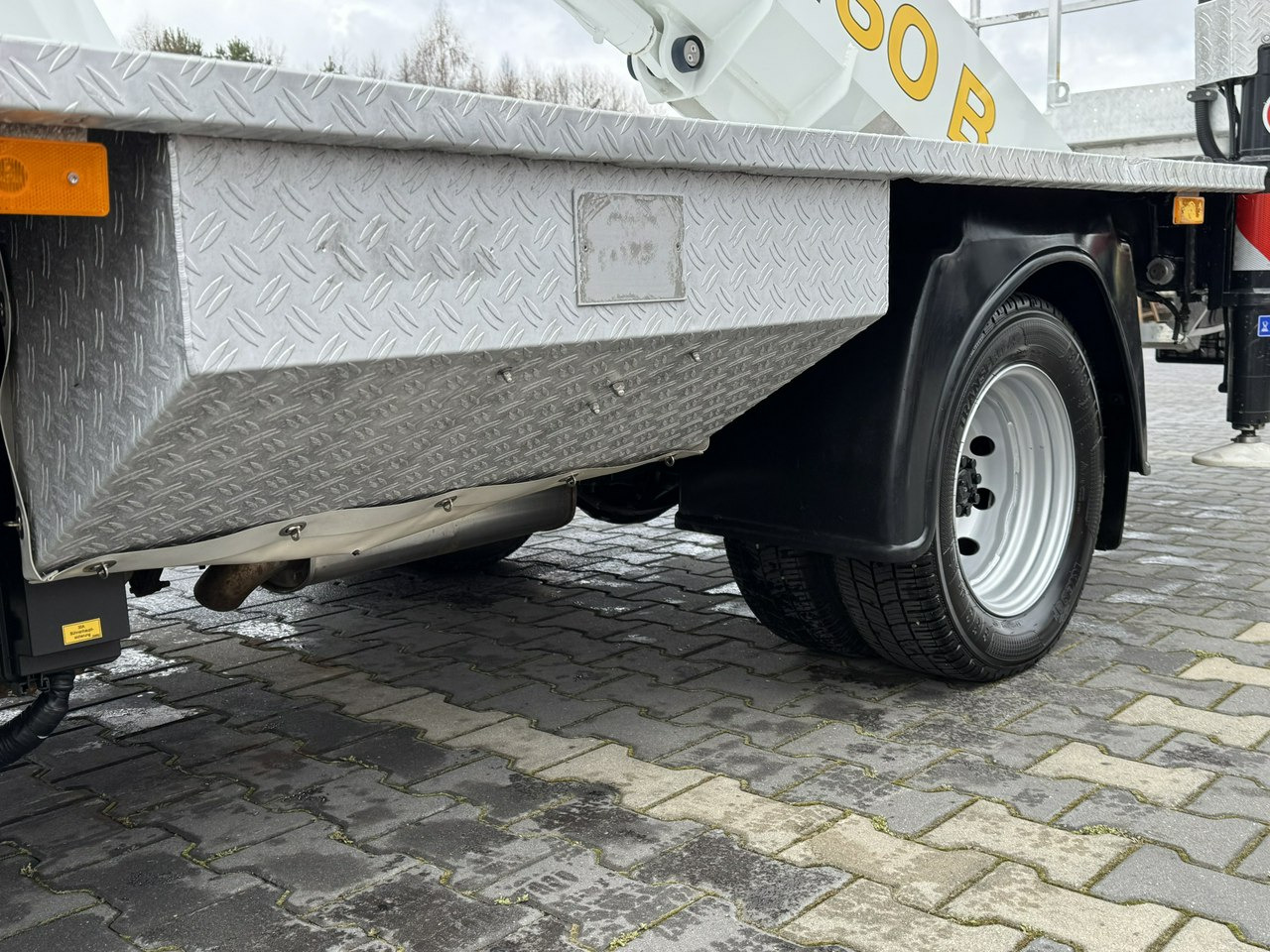 Platform udara yang dipasang di truk Nissan Cabstar: gambar 11