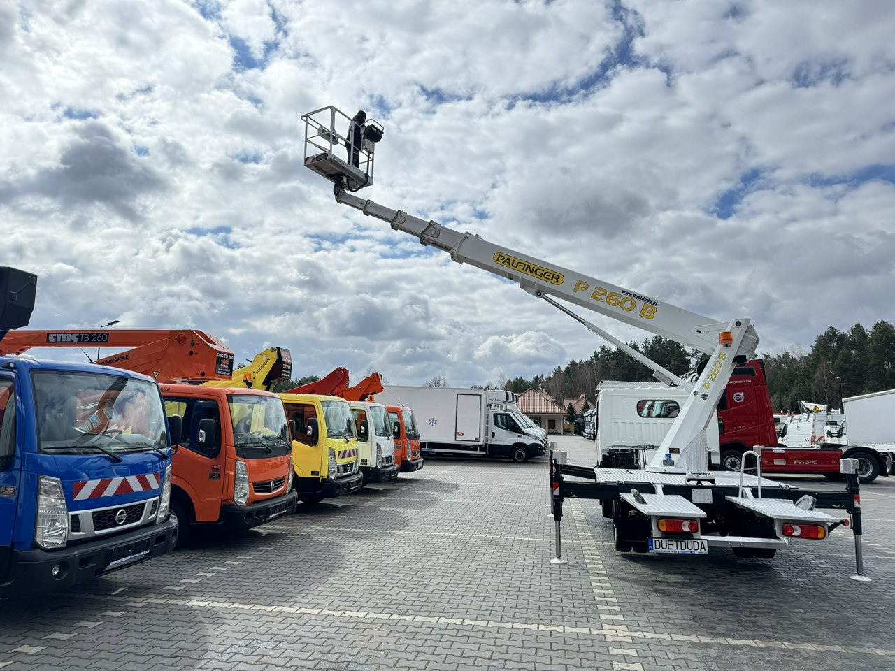 Platform udara yang dipasang di truk Nissan Cabstar: gambar 24