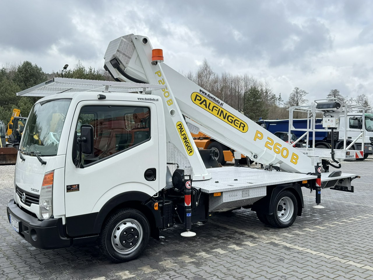 Platform udara yang dipasang di truk Nissan Cabstar: gambar 8