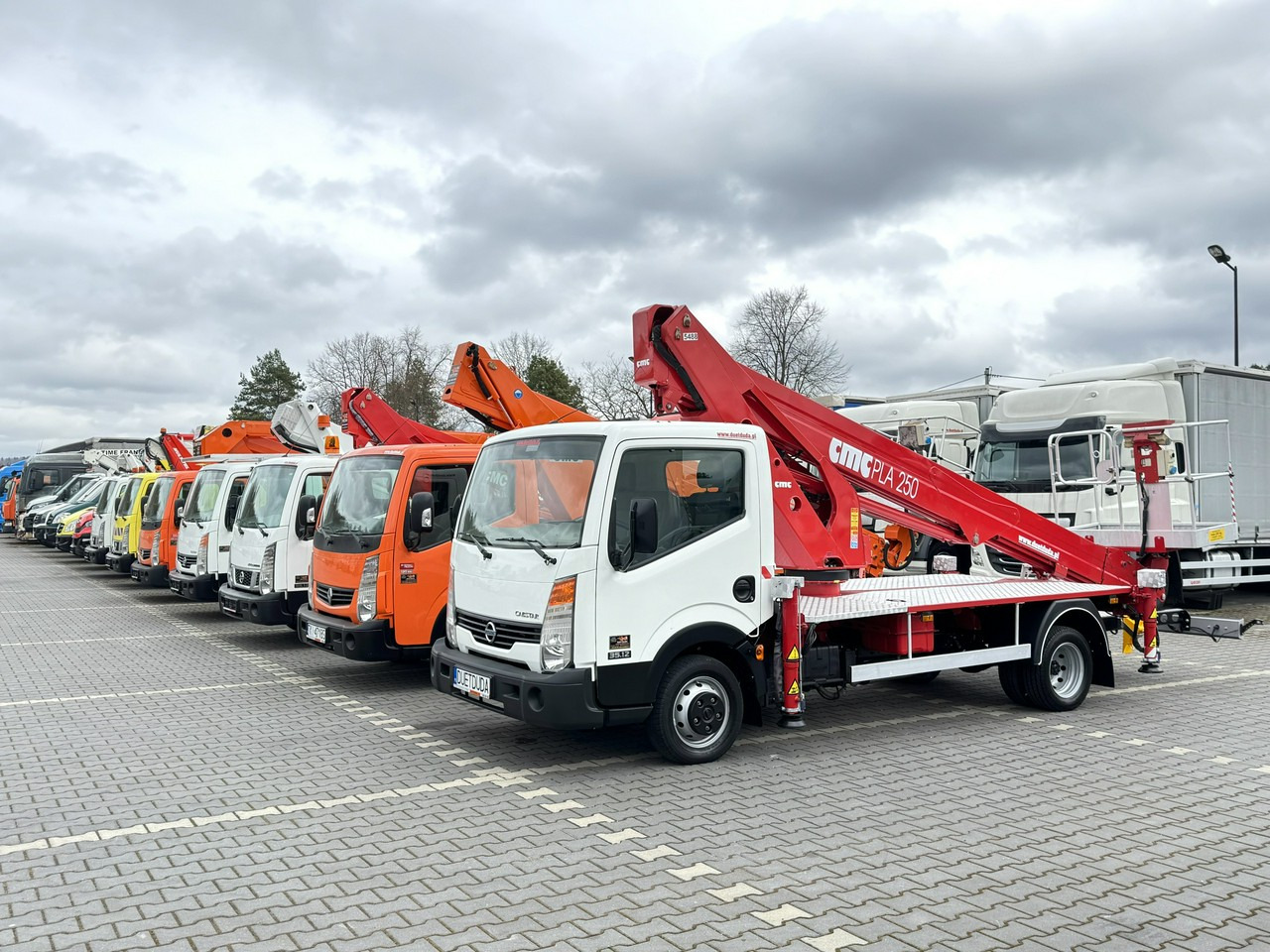 Nissan Cabstar - Platform udara yang dipasang di truk: gambar 1 Nissan Cabstar - Platform udara yang dipasang di truk: gambar 1
