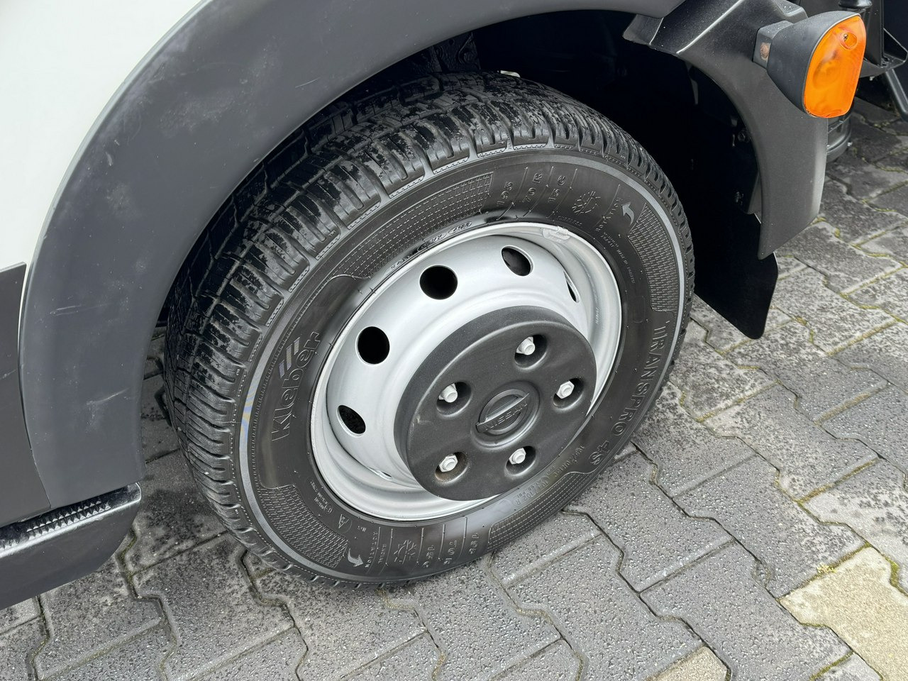 Platform udara yang dipasang di truk Nissan Cabstar: gambar 9