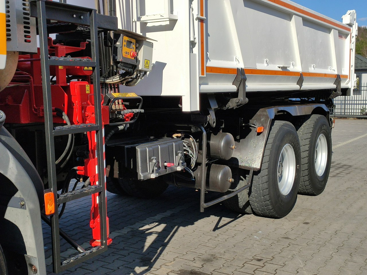 Truk jungkit, Truk derek Renault Kerax 26.370 6x4 Mocny HDS FASSI F110: gambar 10