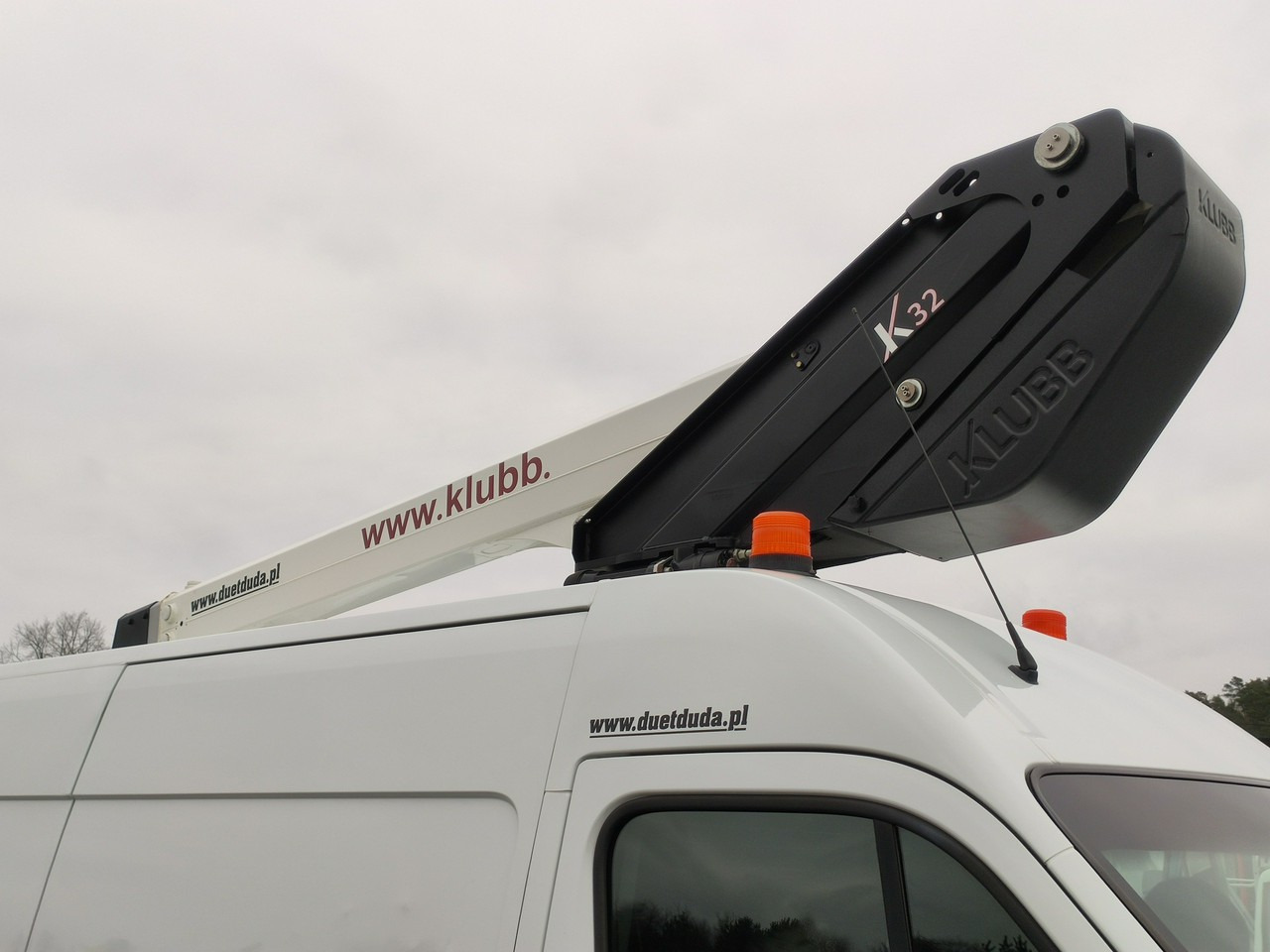 Platform udara yang dipasang di truk Renault Master: gambar 12