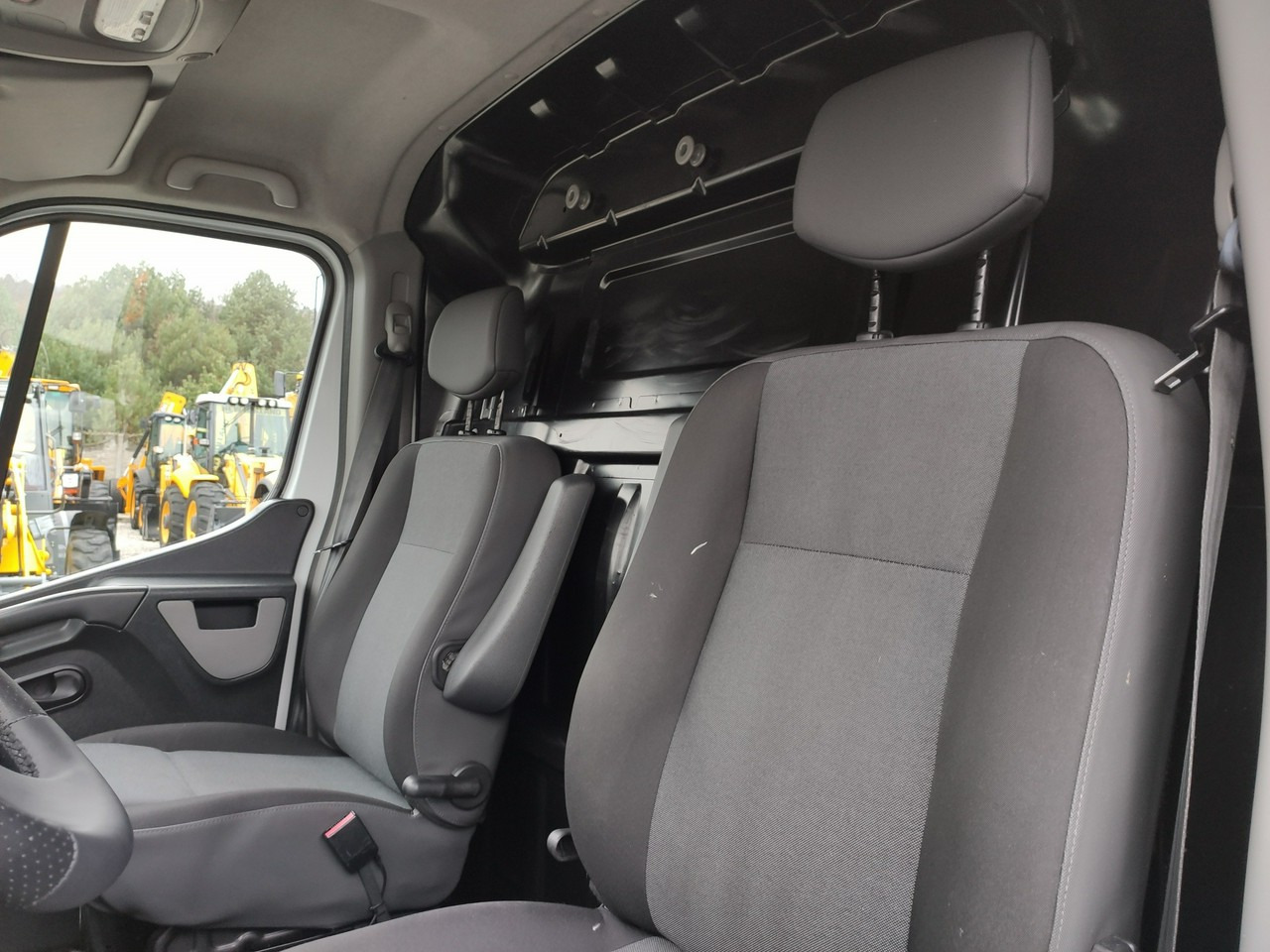 Platform udara yang dipasang di truk Renault Master: gambar 35