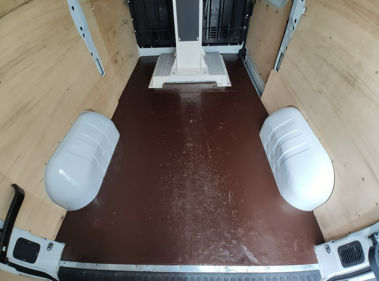 Platform udara yang dipasang di truk Renault Master: gambar 16