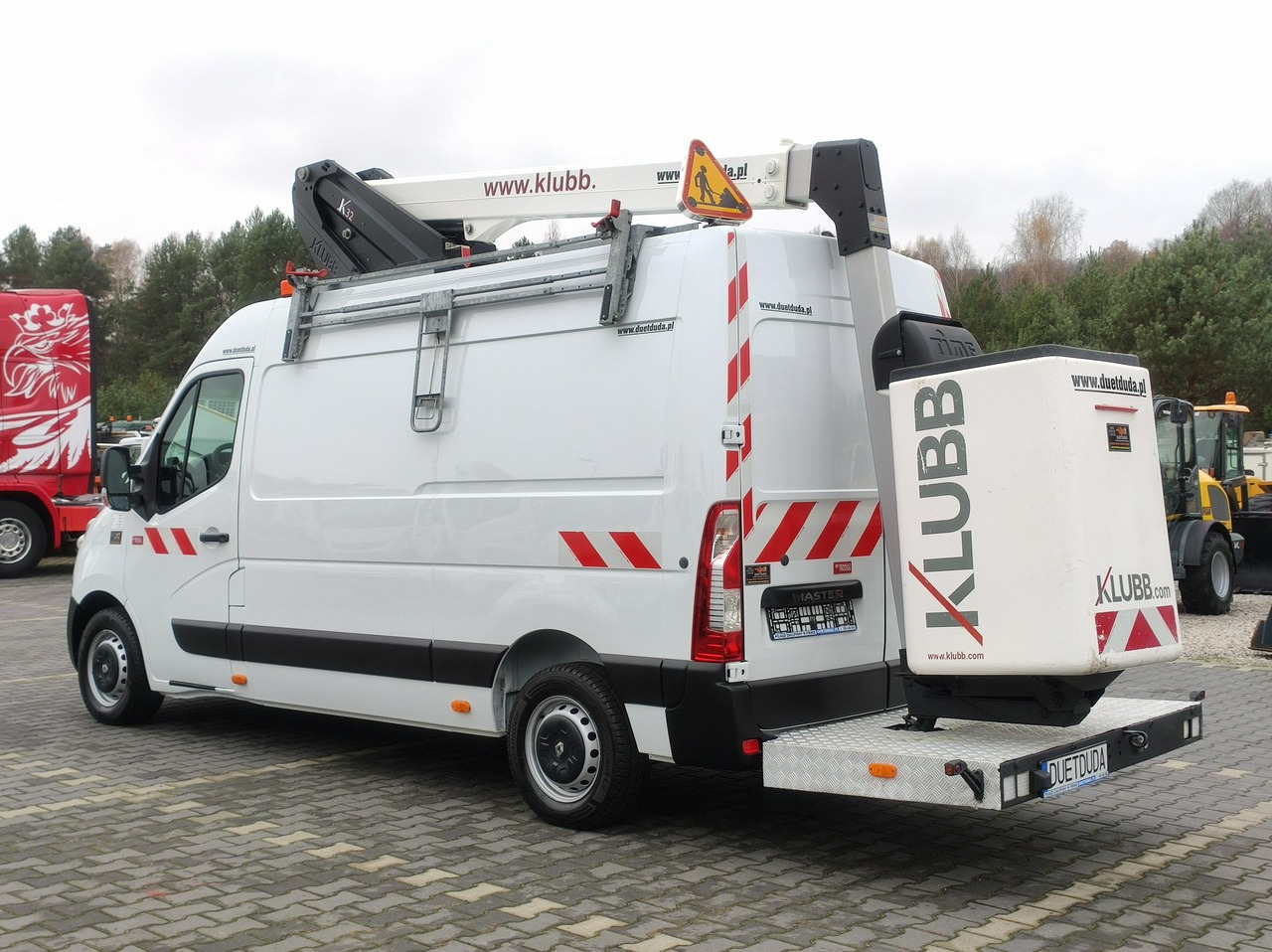 Platform udara yang dipasang di truk Renault Master: gambar 8