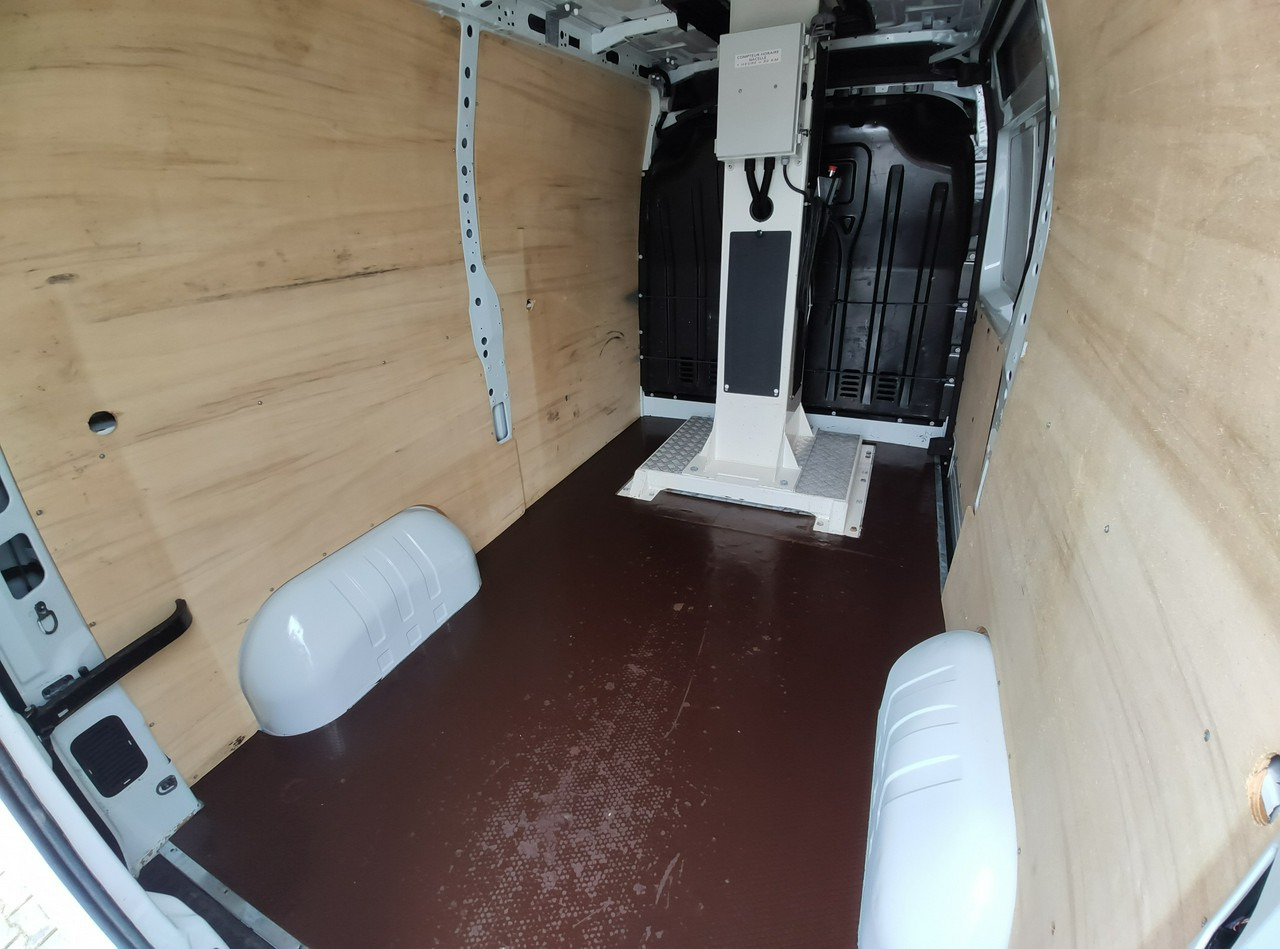 Platform udara yang dipasang di truk Renault Master: gambar 17