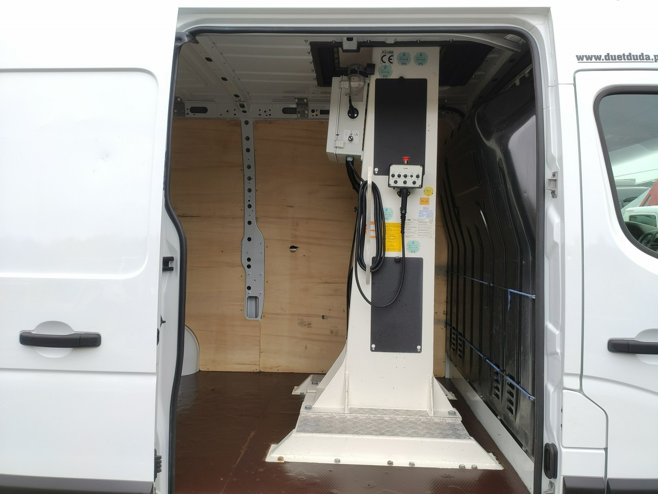 Platform udara yang dipasang di truk Renault Master: gambar 14