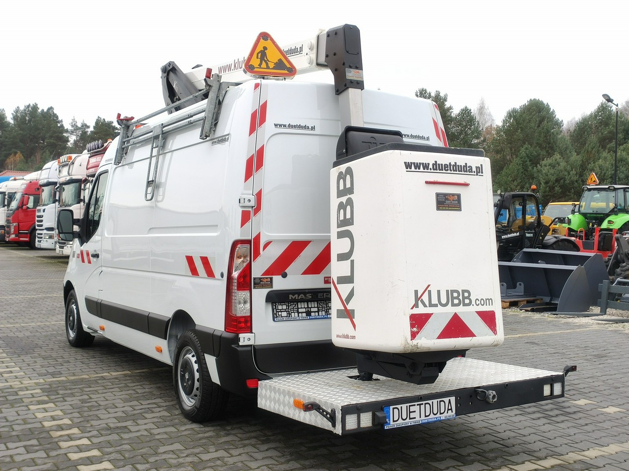 Platform udara yang dipasang di truk Renault Master: gambar 25