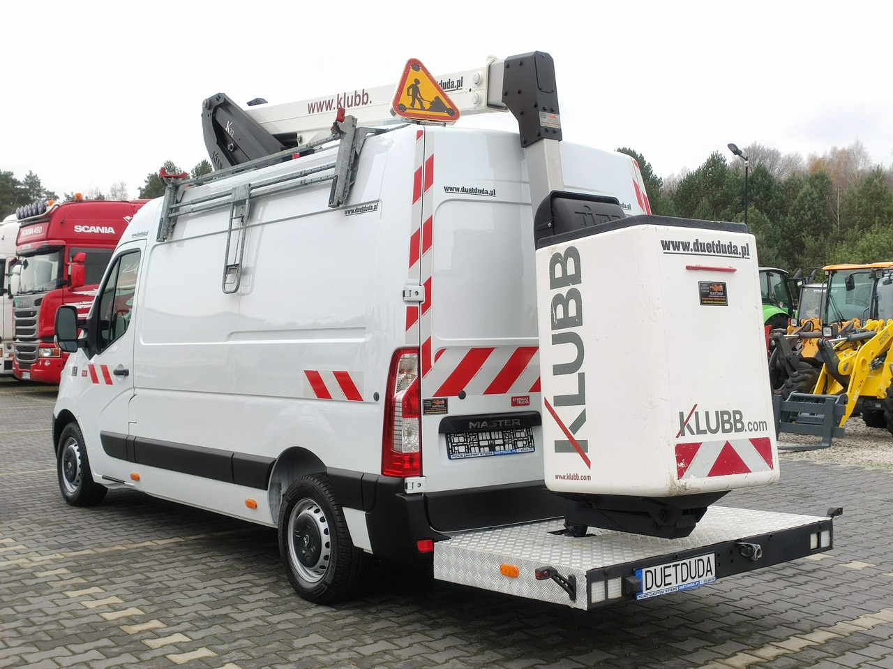 Platform udara yang dipasang di truk Renault Master: gambar 9
