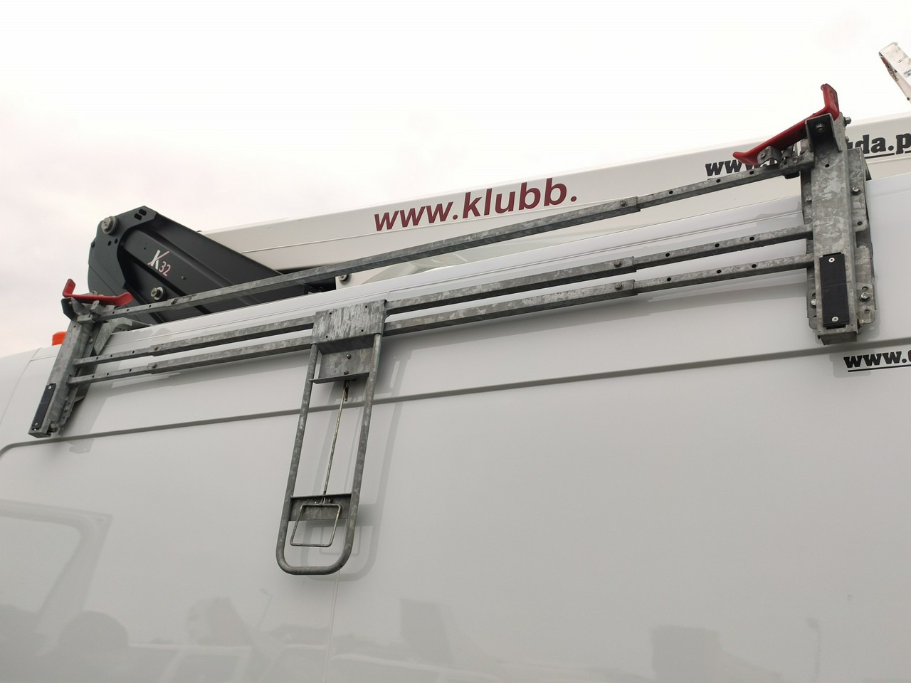Platform udara yang dipasang di truk Renault Master: gambar 22
