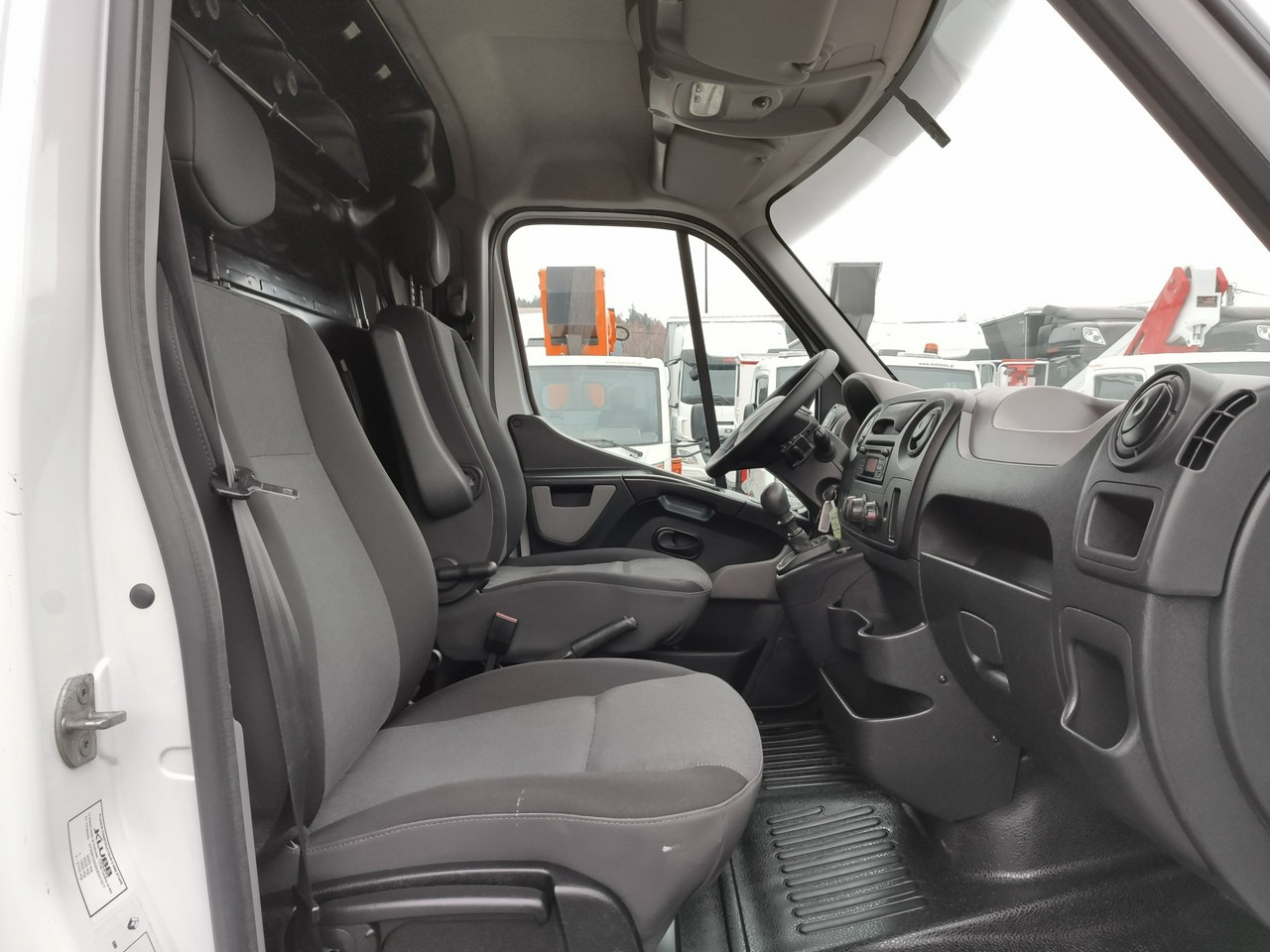 Platform udara yang dipasang di truk Renault Master: gambar 36