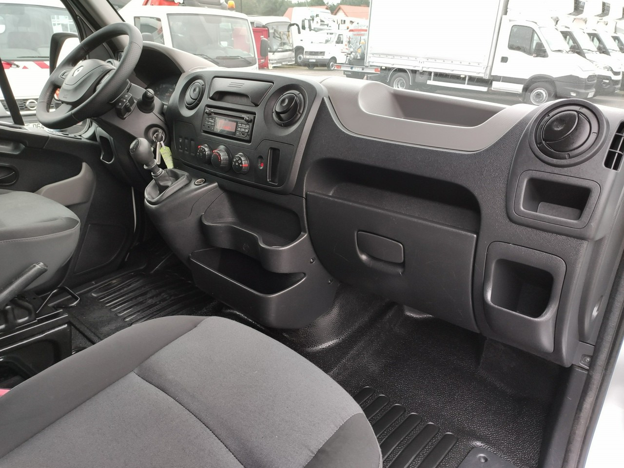 Platform udara yang dipasang di truk Renault Master: gambar 37
