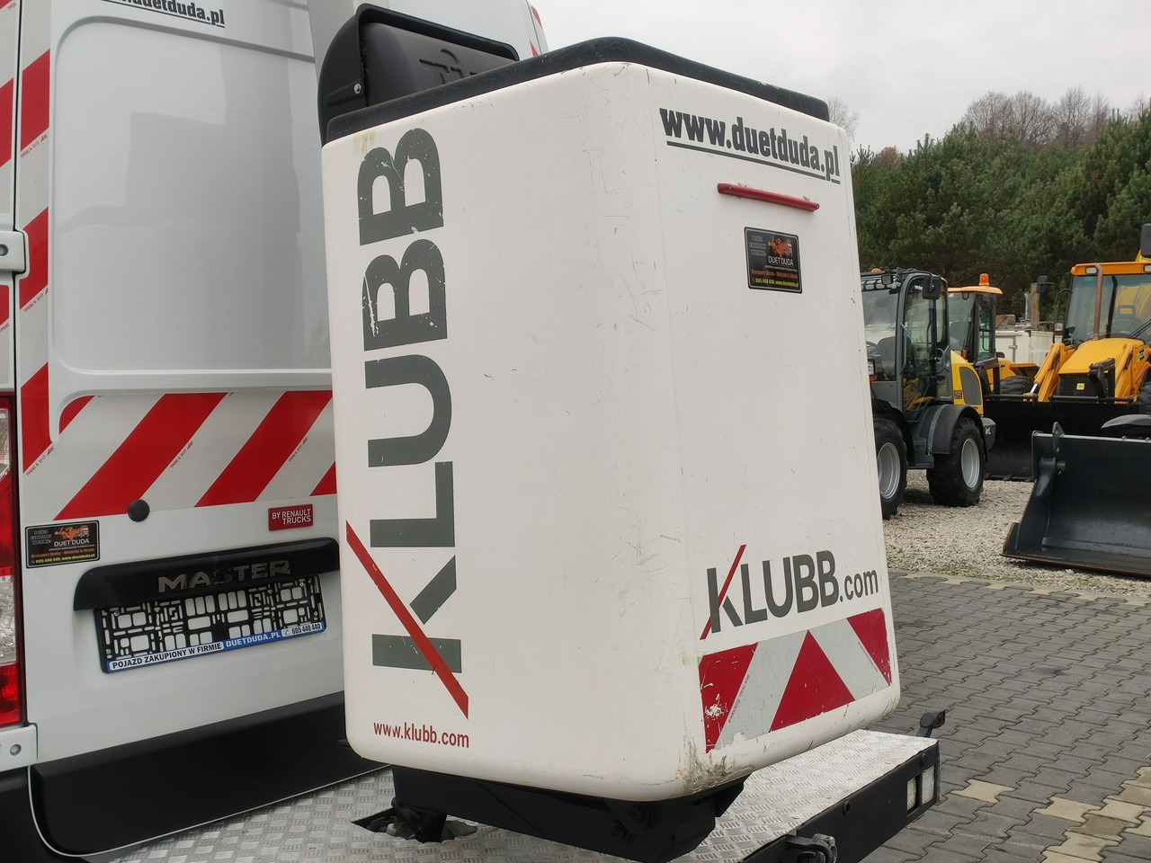 Platform udara yang dipasang di truk Renault Master: gambar 26